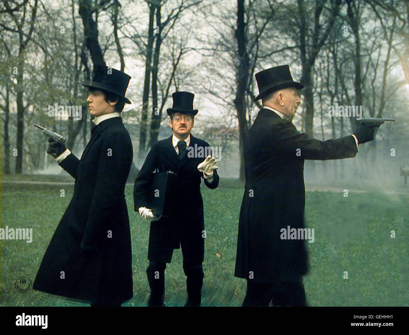 Terofal Hans Kraus, Hansi, Theo Lingen Pepe (Hansi Kraus) und Direktor Taft (Theo Lingen) stehen im Ruecken Duell un Ruecken. L'Adjudant Bloch (Hans Terofal) befuerchtet das Schlimmste. *** *** 1970 légende locale, Lümmel Von der Ersten Bank, die 5. Teil, Wir Haun Die Pauker in die Pfanne Banque D'Images