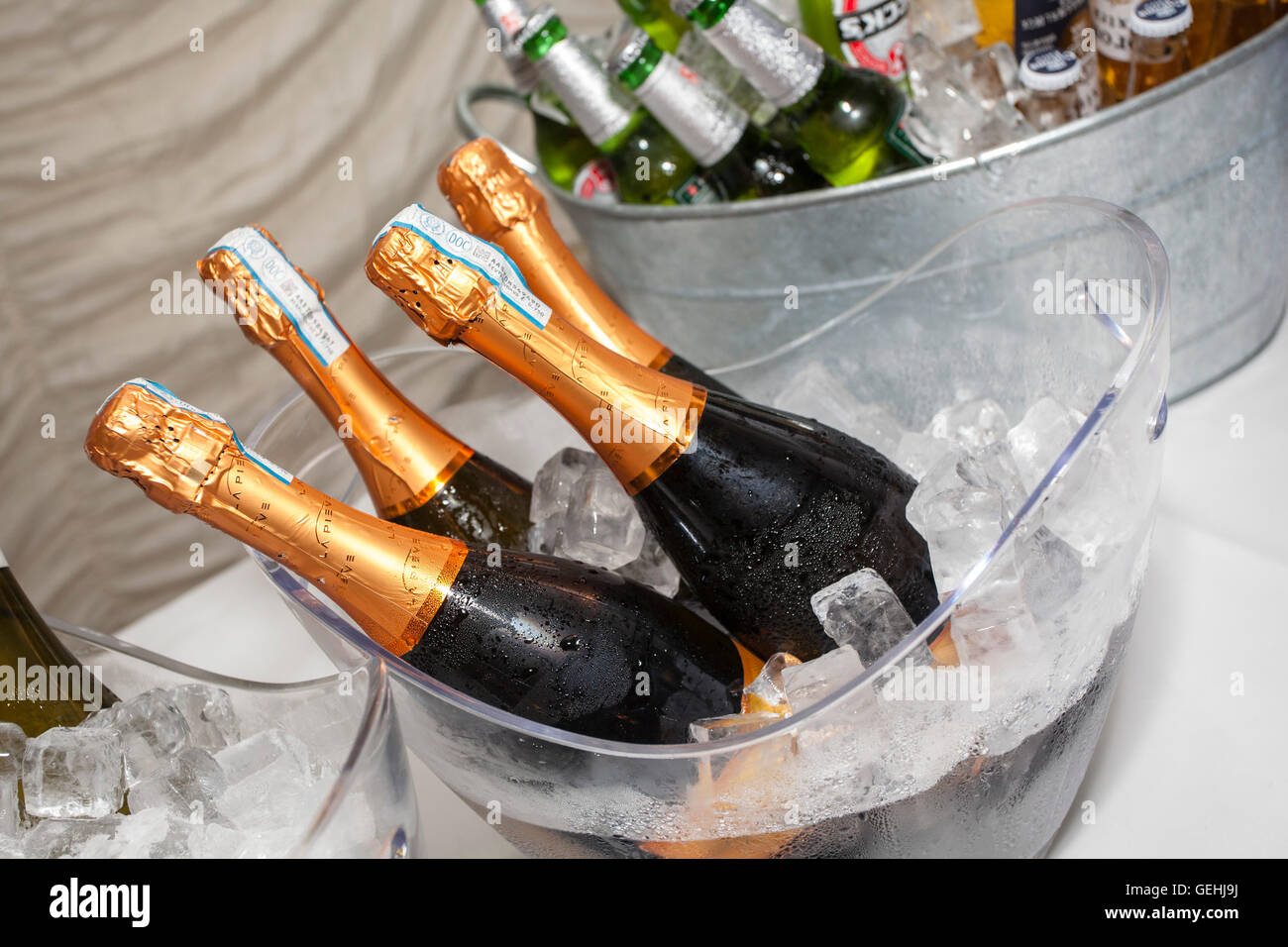 Sof bouteille Verre, bière, vin et champagne dans de grands seaux à glace lors d'une fête. Banque D'Images
