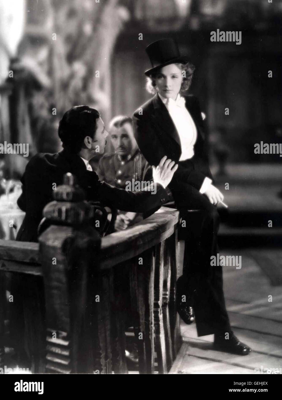 Marlene Dietrich Que suis-je pour mes pommes ?- Nachtclubsaengerin fragt mourir Amy Jolly (Marlene Dietrich) einem ihrer Lieder. *** *** Légende locale 1930, Maroc, Marokko Banque D'Images