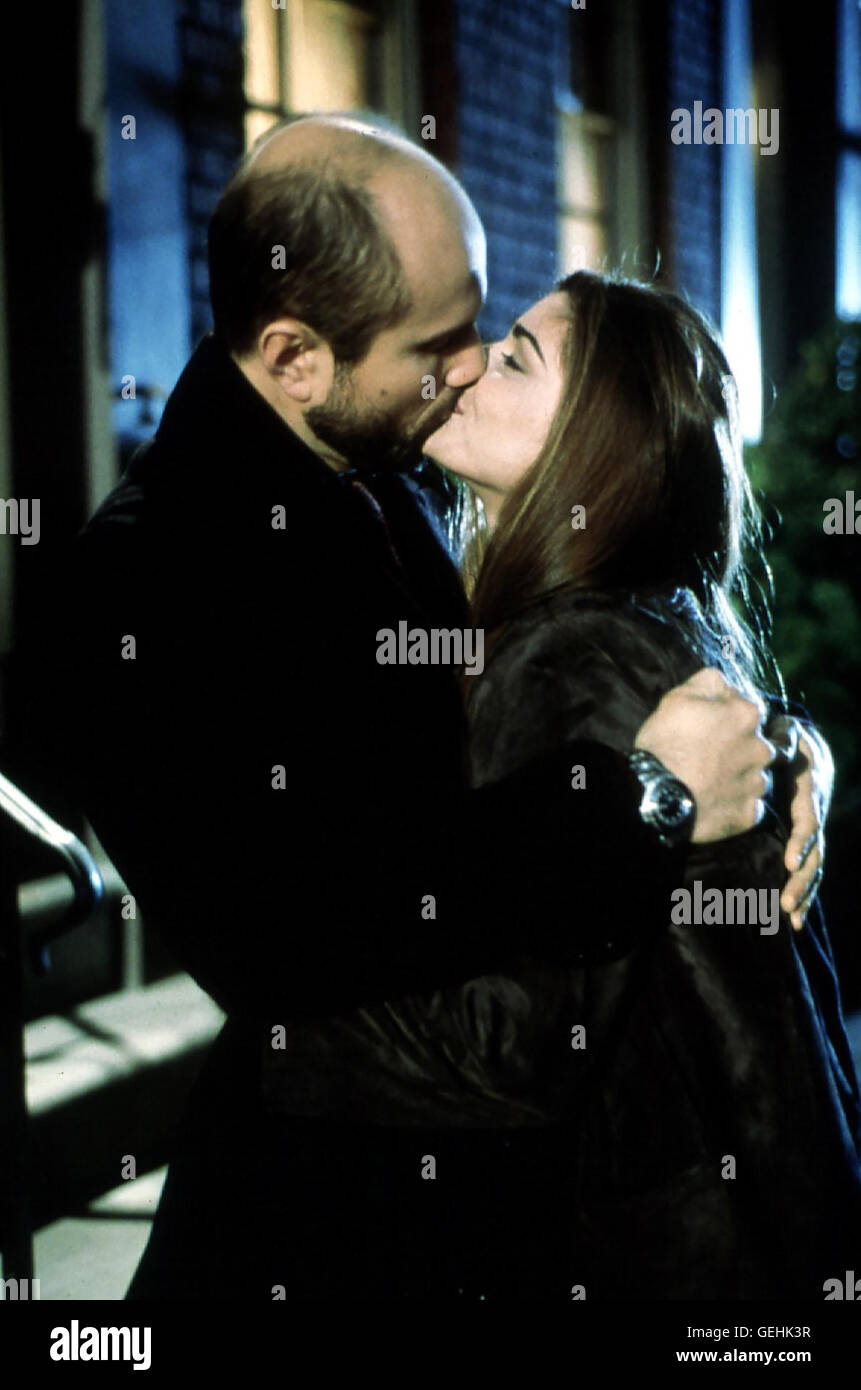 Enrico Colantoni Laura San Giacomo Damit Er Die Wohnung Bekommt Geben Sich Elliot Enrico Colantoni Und Maya Laura San Giacomo Als Ehepaar Aus Um Die Zu Vermieterin Ueberzeugen Kuessen Innig Sie Sich