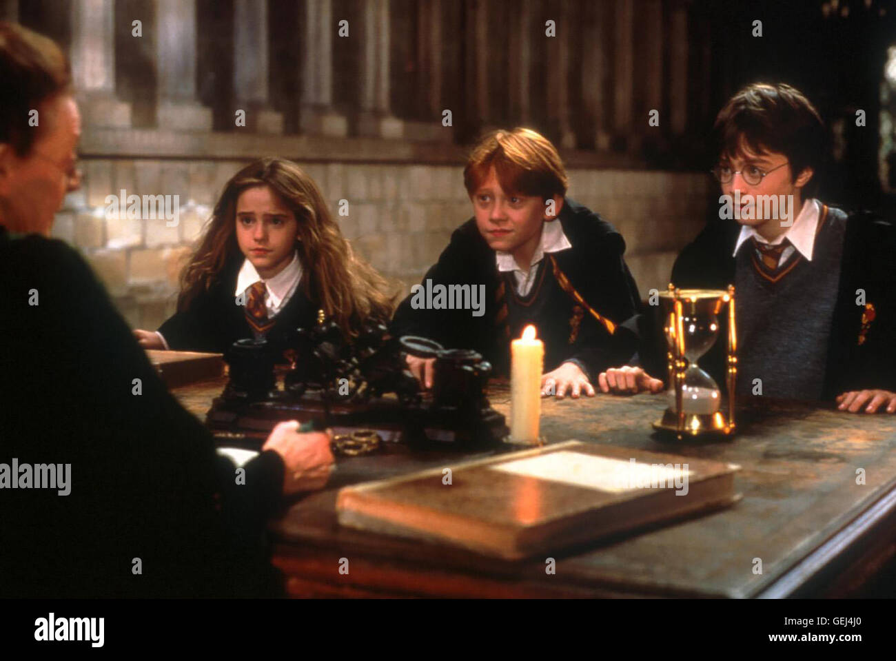 Emma Watson, Rupert Grint, Daniel Radcliffe, Hermine (Emma Watson), Ron (Rupert Grint) et Harry (Daniel Radcliffe) hoeren, was die Lehrerin zu sagen hat. *** *** Légende locale 2001, Harry Potter et la pierre du sorcier, Harry Potter und der Stein Der W Banque D'Images