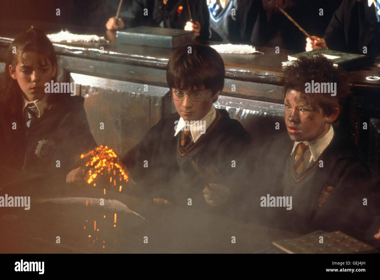 Emma Watson, Daniel Radcliffe, Rupert Grint Hermine (Emma Watson) et Ron (Rupert Grint) beobachten Harrys (Daniel Radcliffe) Zaubertrick. *** *** Légende locale 2001, Harry Potter et la pierre du sorcier, Harry Potter und der Stein Der Weisen Banque D'Images