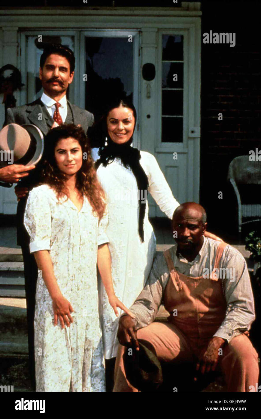 Chris Sarandon, Roxana Zal, Chantal Contouri, Louis Gossett Jr Die Familie Janus wandert 1817 von Spanien nach West Virginia aus und freundet zweigniederlassungen dort mit "Big John" (Louis Gossett jr., r) une. *** *** Légende locale, 1988 Au revoir, Mlle 4 Juillet, Banque D'Images