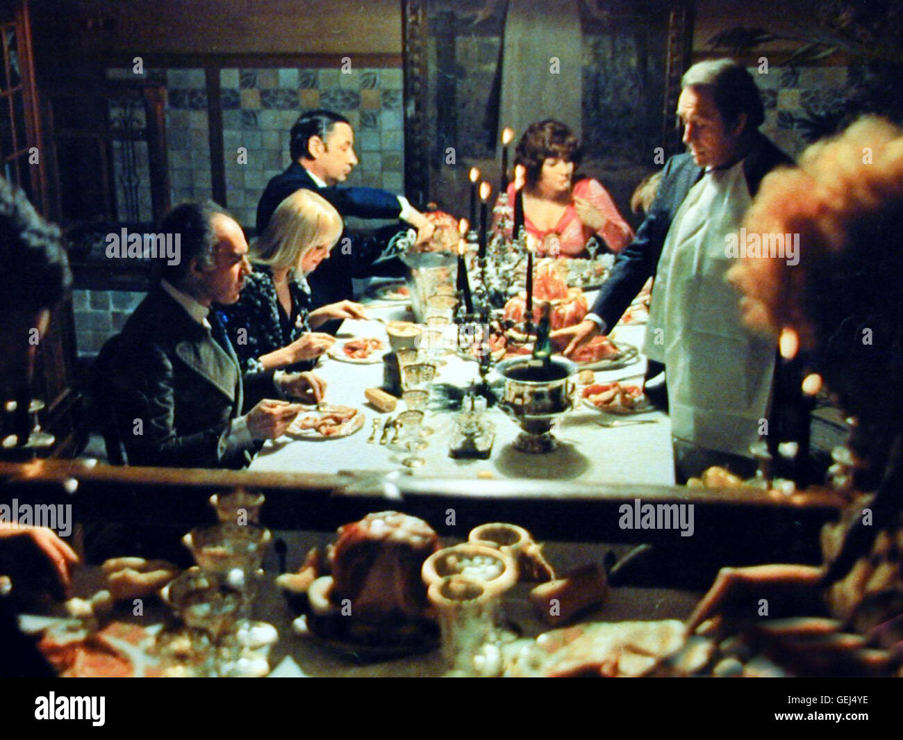 Michel Piccoli Philippe Noiret Andrea Ferreol Ugo Tognazzi Vier Maenner Treffen Sich In Einer Villa Um Sich Zu Tode Vorsaetzlich Zu Fressen Frauen Auch Bei Der Duerfen Orgie Nicht Fehlen