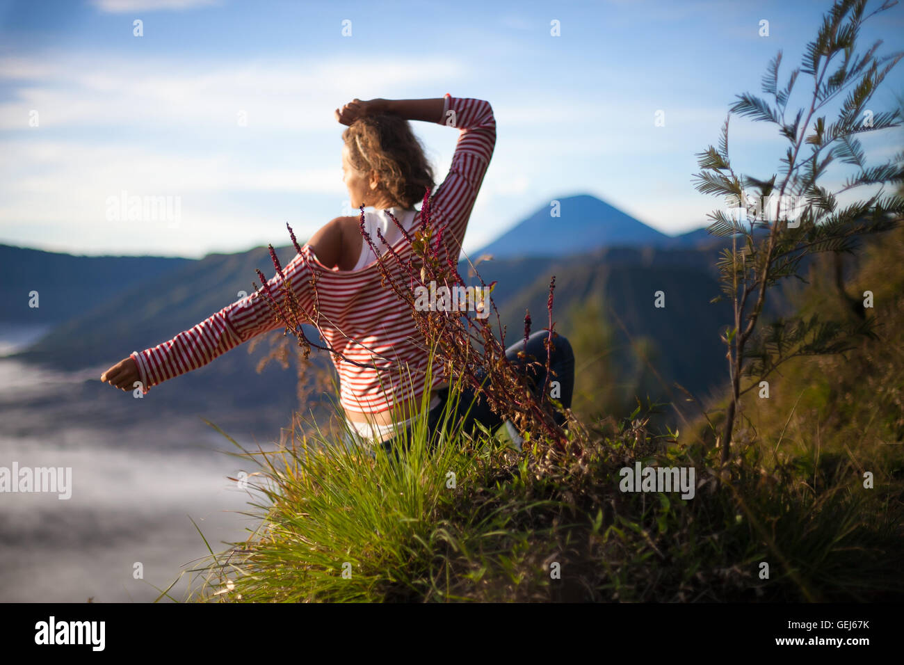 Portrait Young Pretty Girl Sunrise.Paysage Nature Afrique Matin Vue Volcan.femme engagé montagnes méditation de yoga l'aube.Les randonnées en montagne.photo horizontale.premiers rayons Soleil Levant. Banque D'Images