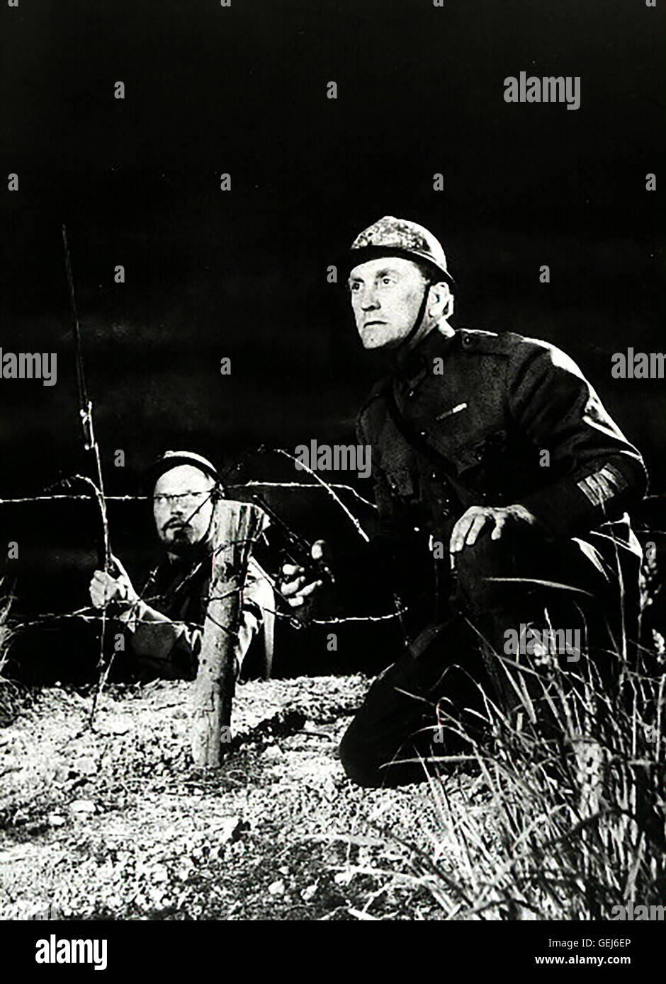 Ralph Meeker, Kirk Douglas Waehrend des Ersten Weltkriegs fuehrt Le Colonel Dax (Kirk Douglas,r) ein Regiment der avant. Vom Kampf gezeichnet hoffen Cpt. Paris (Ralph Meeker,l), dass sie und er endlich ausgetauscht werden. *** *** 1957 légende locale, les chemins d'O Banque D'Images