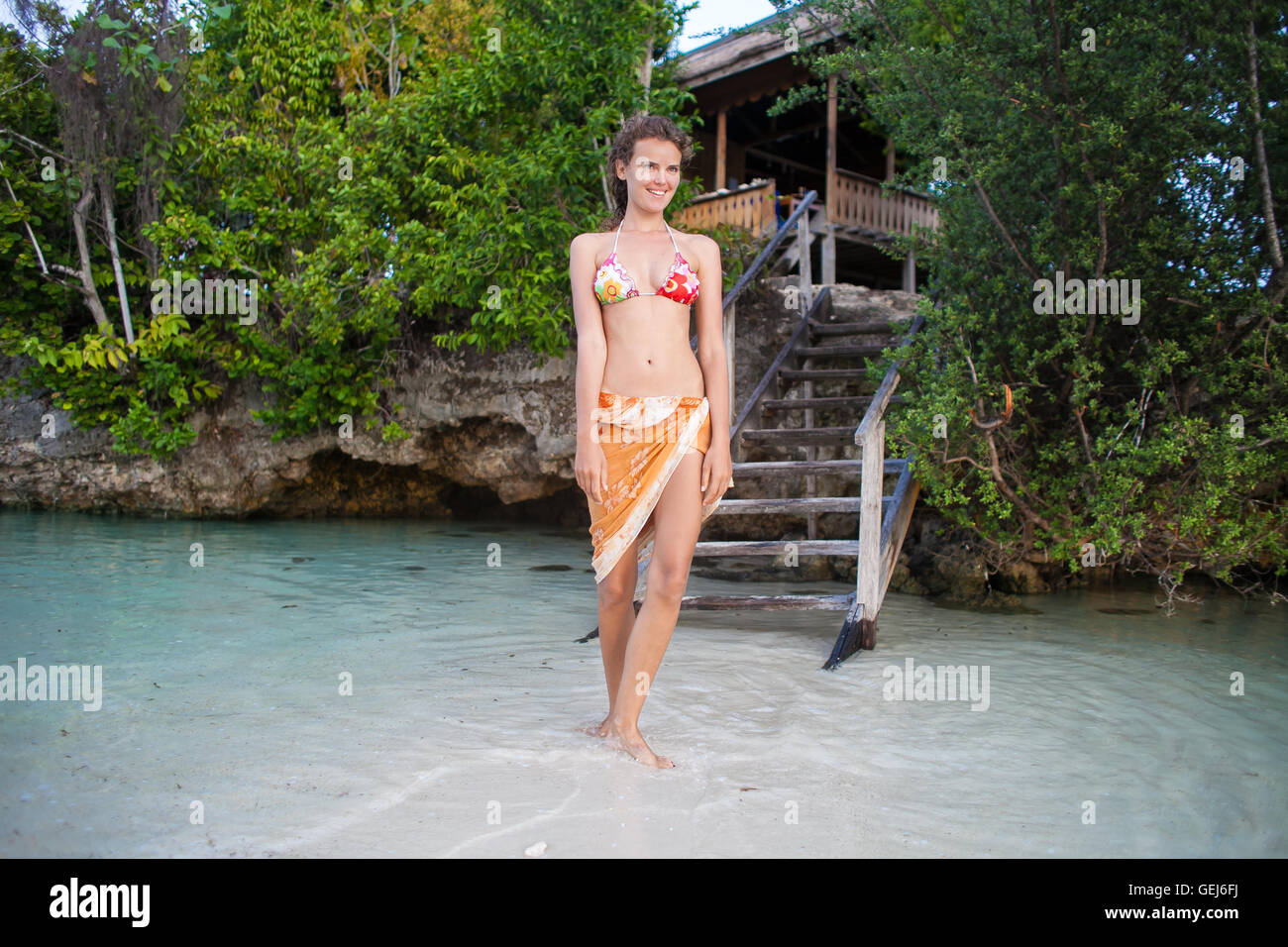 Photo Jeune Fille on Beach Bungalow à fermer. Femme d'été en plein air Temps froid Dépenses Belle Île. Mer des Caraïbes Vacances. À l'horizontal, arrière-plan flou. Banque D'Images