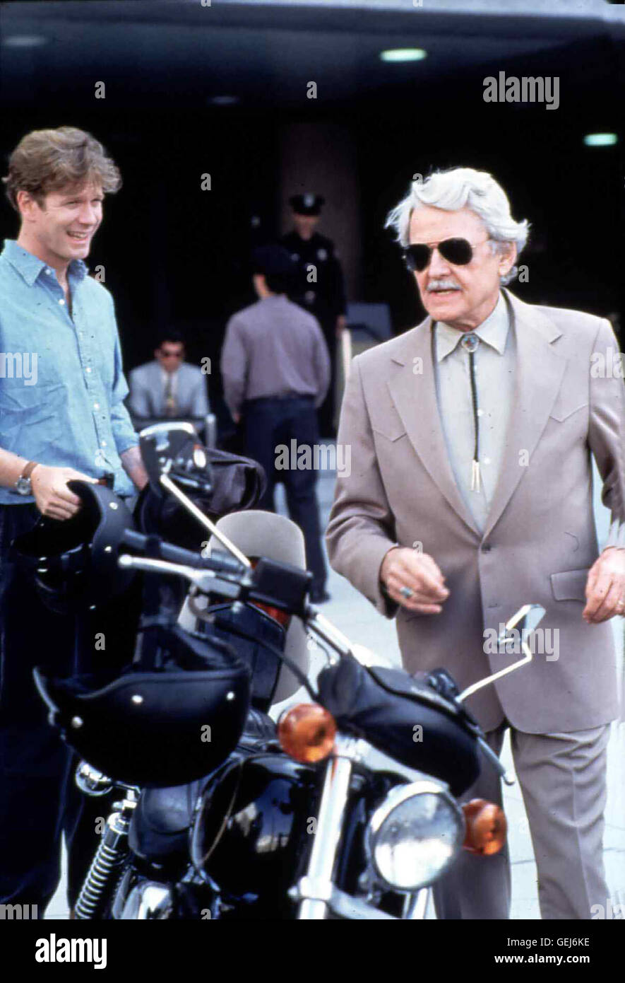 Ken Malansky (William R. Moses,l) und 'Wild Bill' McKenzie (Hal Holbrook) *** légende locale *** 1994, Perry Mason : le cas de la vie mortelle, Perry Mason : Mckenzie und der Erpresserische Modérateur Banque D'Images