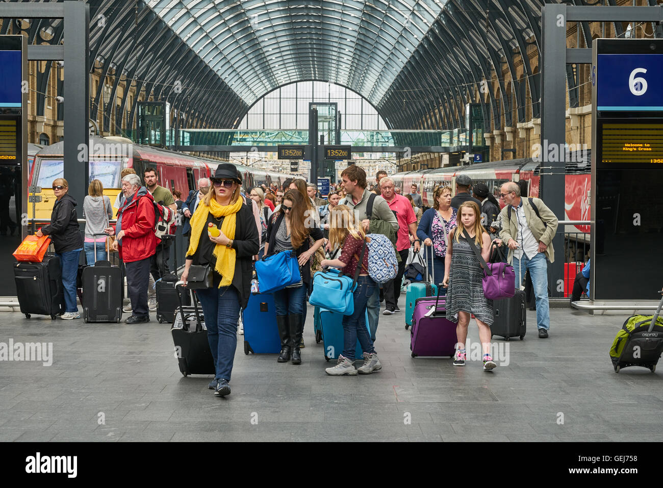 Les banlieusards la station Kings Cross, London Banque D'Images