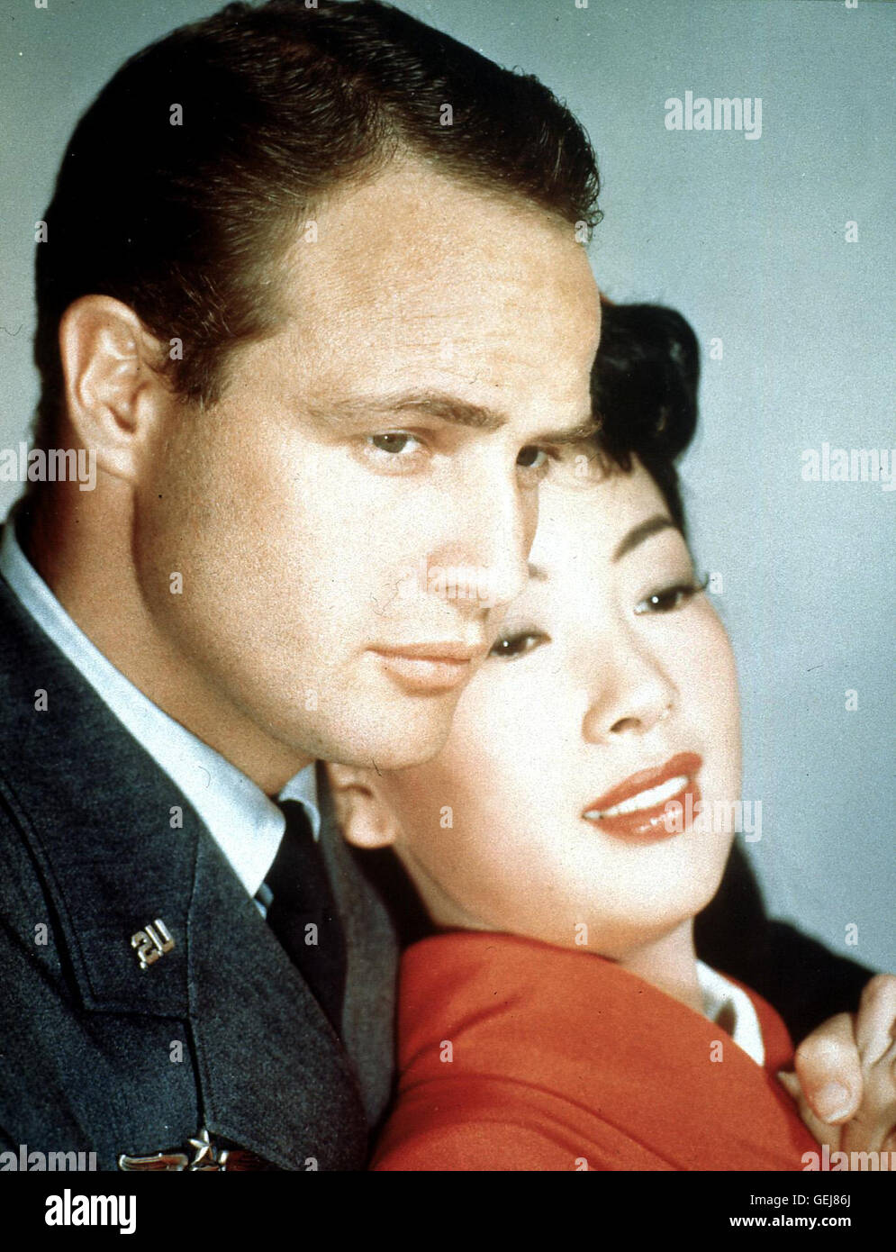 Marlon Brando, Miiko Taka Major Lloyd Gruver (Marlon Brando) folgt Hana- ogi (Miiko Taka) nach Tokio und sie bittet, seine Frau zu werden. *** *** Légende locale, 1957, Sayonara Sayonara Banque D'Images