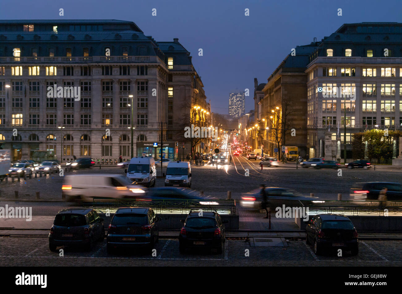 La circulation dans la Rue de la Régence / Regentschapsstraat rue le soir. Bruxelles, Belgique. Banque D'Images