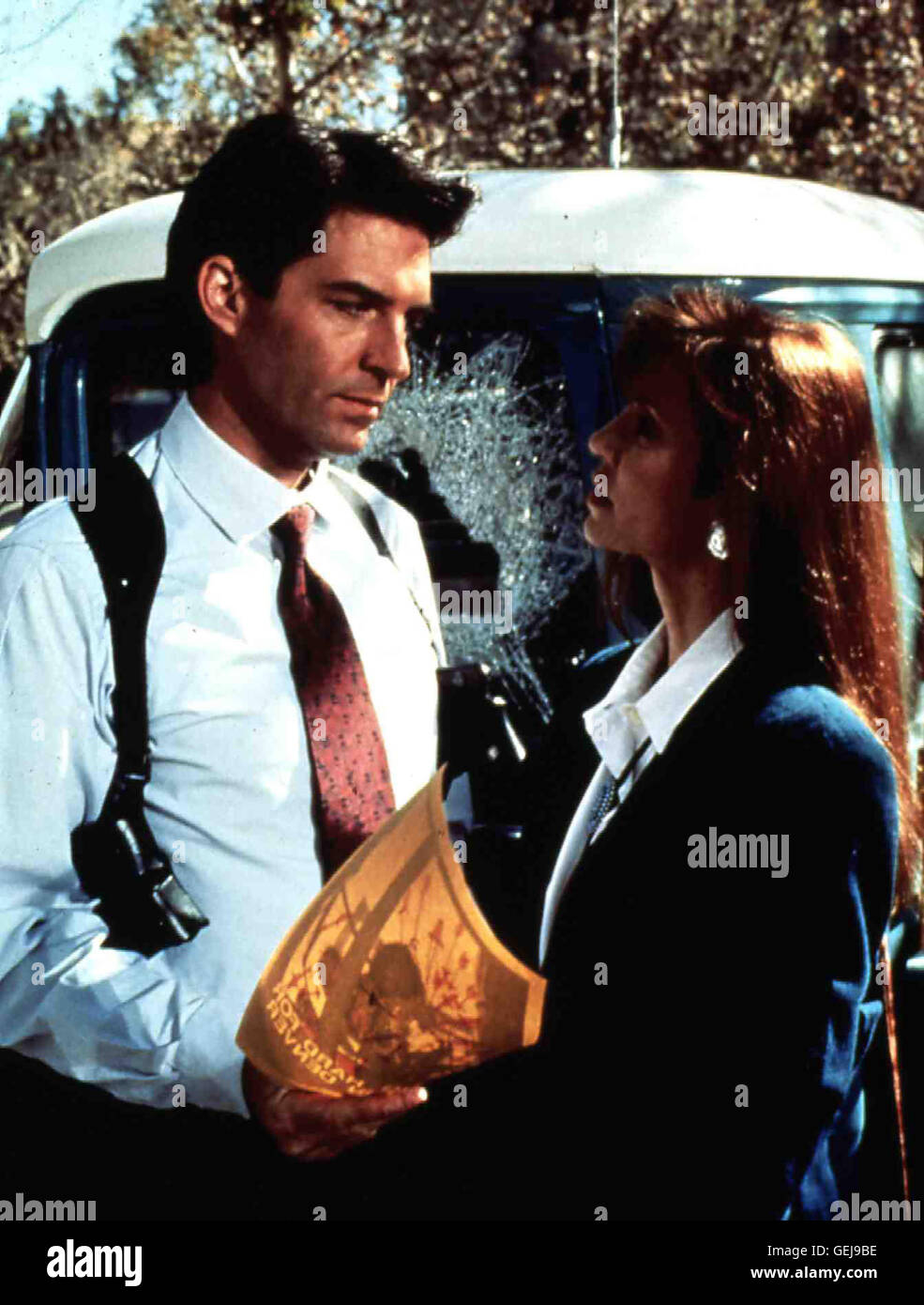 Victoria Principial, Ted Wass eine Reihe mysteriöser Frauenmorde erschüttert die Stadt. Für die Auflklärung des Falls erhält Bürgermeisterin Patricia Sparks (Victoria) Principial Unterstützung von FBI-Agent Steve (Ted Wass). *** *** 1990 légende locale, des étincelles : Le prix de la Passion, Der Preis der Leidenschaft Banque D'Images