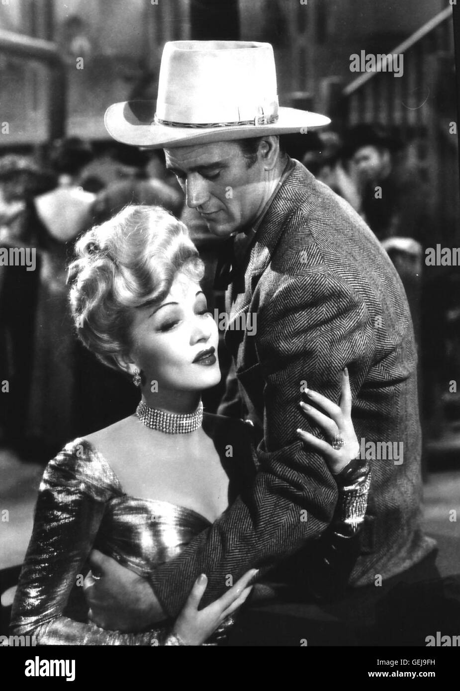 John Wayne, Marlene Dietrich Goldgraeber Roy Glennister (John Wayne) muss um die Rechte un senneur Goldmine vor Gericht kaempfen. Dabei wird er und schliesslich hintergangen Gefaengnis landet im. Cherry Malotte Bardame (Marlene Dietrich) ihm helfen. * Banque D'Images