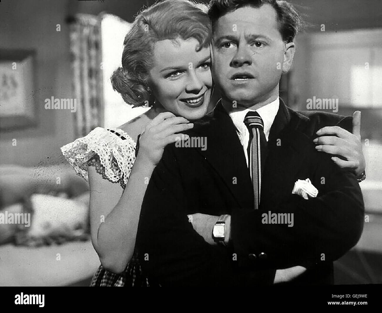 Sally Forrest, Mickey Rooney Jane (Sally Forrest) hofft, dass ihr der musiker-Nacht-Club Stanley Maxton (Mickey Rooney) Kontakte zur Filmindustrie kann proche de vous. *** *** Légende locale 1951, Strip, le Toedliches Pflaster, Sunset Strip Banque D'Images