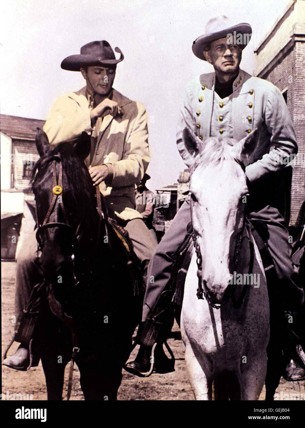 James Mitchum, Joseph Cotten Temple Cordeen (Joseph Cotten,r) ist das strenge Oberhaupt einer alten Südstaatenfamilie. Gnadenlos beherrscht er Hoby (James Mitchum) uns seine anderen Söhne. *** *** Légende locale, 1965, le Tramplers, Die Um Gnade Winseln Banque D'Images