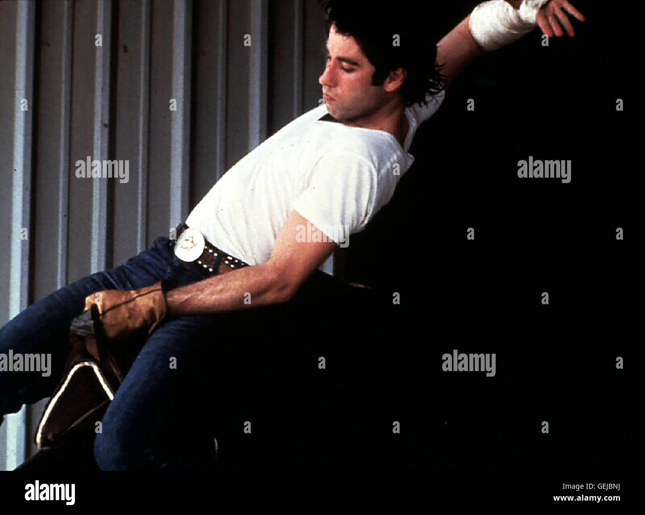 John Travolta Der texanische Landjunge Bud (John Travolta) kommt die Grossstadt um en Oelraffinerie einer zu arbeiten. Dans la région de senneur Freizeit spielt er cow-boy. *** *** Légende locale, 1980, Urban Cowboy Cowboy Urbain Banque D'Images