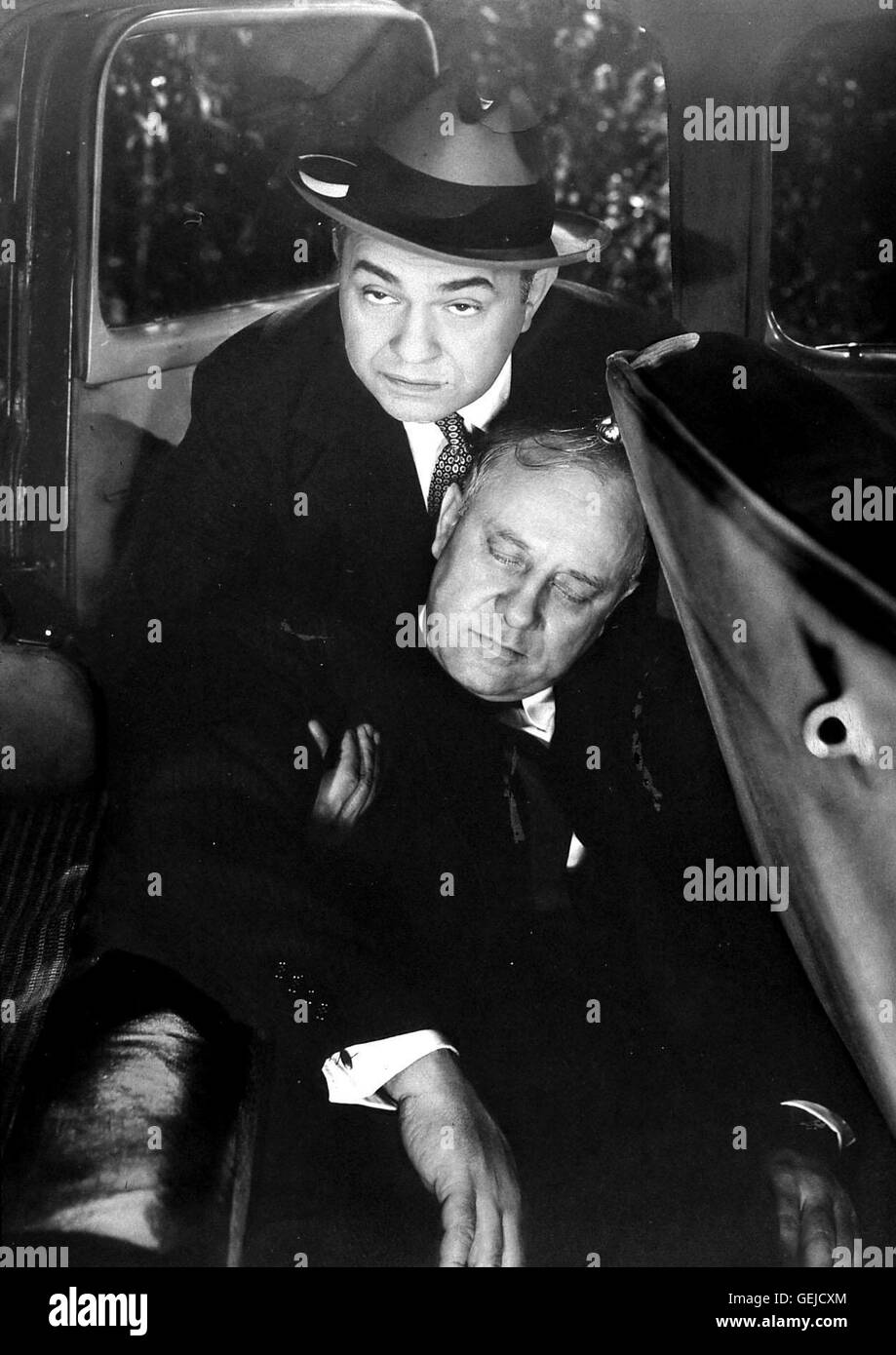 Edward G. Robinson, Arthur Loft Um einen Skandal zu vermeiden versucht Le professeur Wanley (Edward G. Robinson), den Toten (Arthur Loft) im Wald zu verstecken. *** *** Légende locale, 1944 Femme à la fenêtre, l', Gefaehrliche Begegnung Banque D'Images