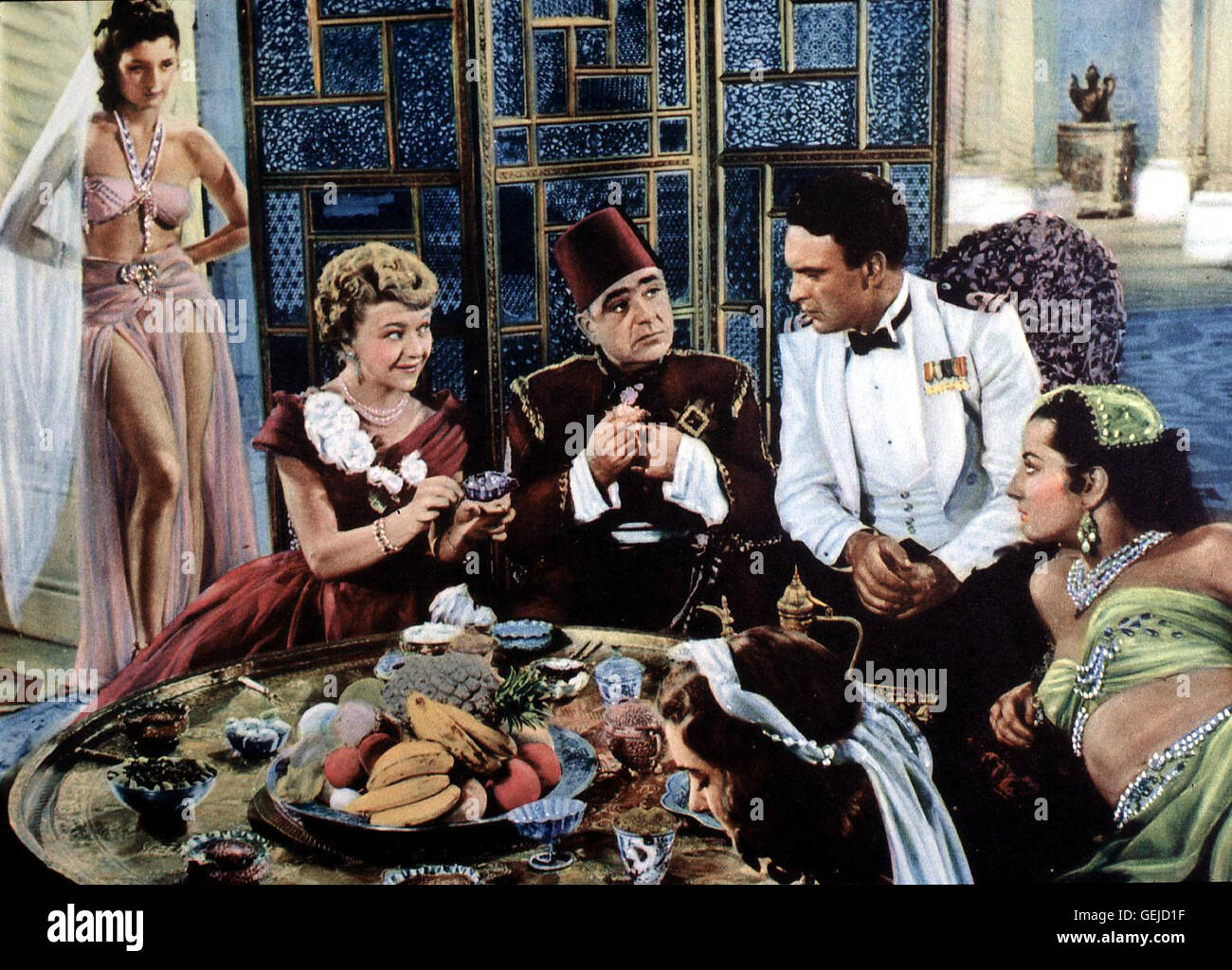 Akim Tamiroff, Dora Bryan, Donald Sinden Der Akim Tamiroff, Praesident (m) und Gladys (Dora Bryan, 2vl) heissen Ltd. Greene (Donald Sinden) herzlich willkommen. *** *** 1954 légende locale, vous savez ce que les marins sont, Endstation Harem Banque D'Images
