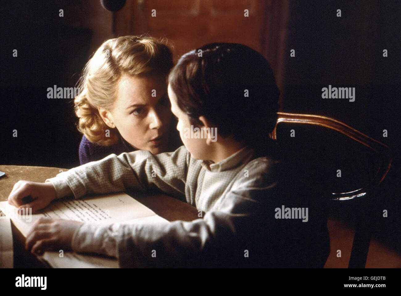Nicole Kidman, James Bentley Grace (Nicole Kidman) spricht mit ihrem Sohn (Nicholas James Bentley) *** légende locale *** 2001, Otros, Los, l'autre Banque D'Images