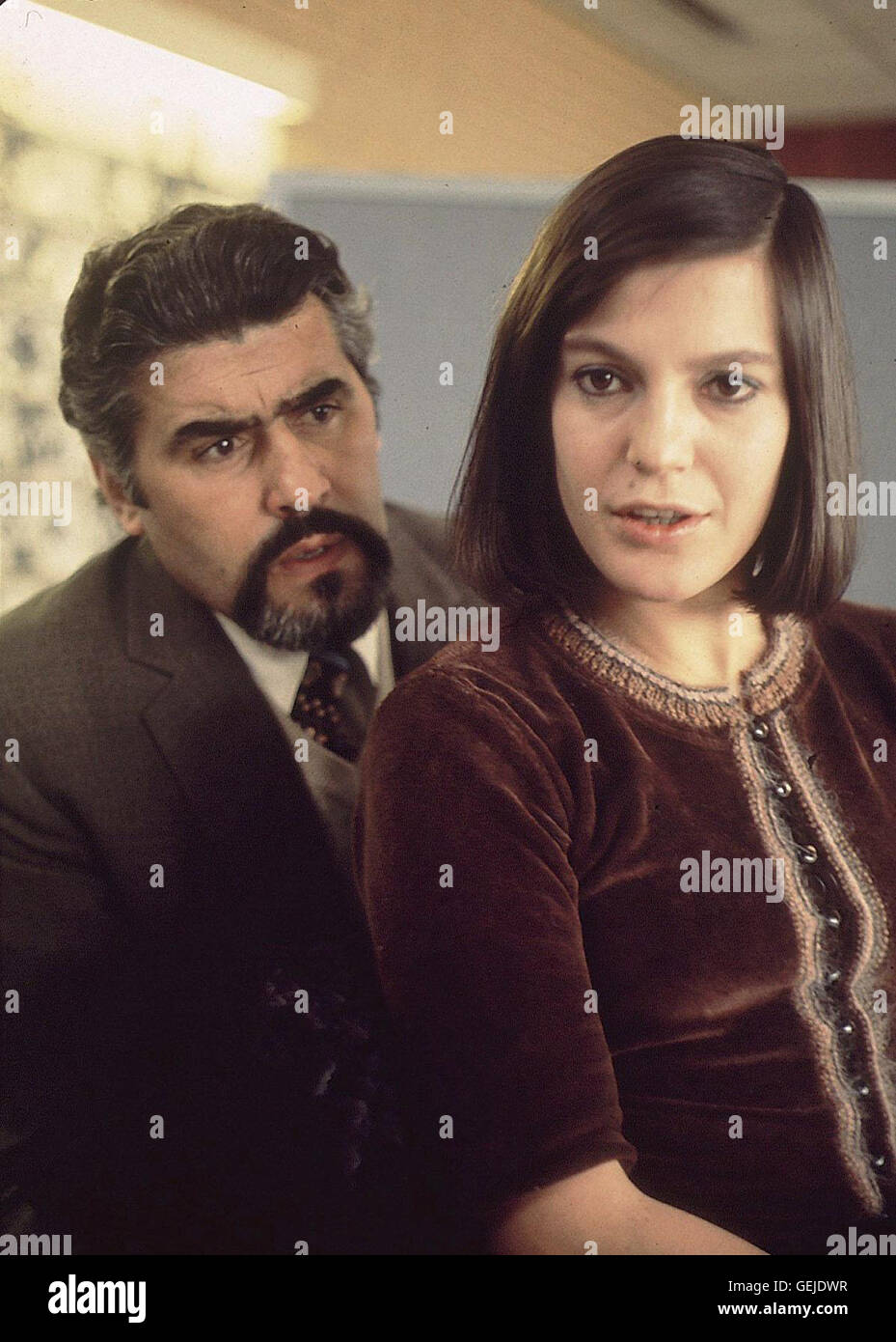 Die verlorene Ehre der Katharina Blum (Angela Winkler) und Commissaire Beizmenne (Mario Adorf). *** *** Local Caption 1975 années 1970, er, Théâtre, cinéma, Literaturverfilmung, Verlorene Ehre Der Katharina Blum : le rôle de la Gewalt Entstehen und die Verlo, Banque D'Images