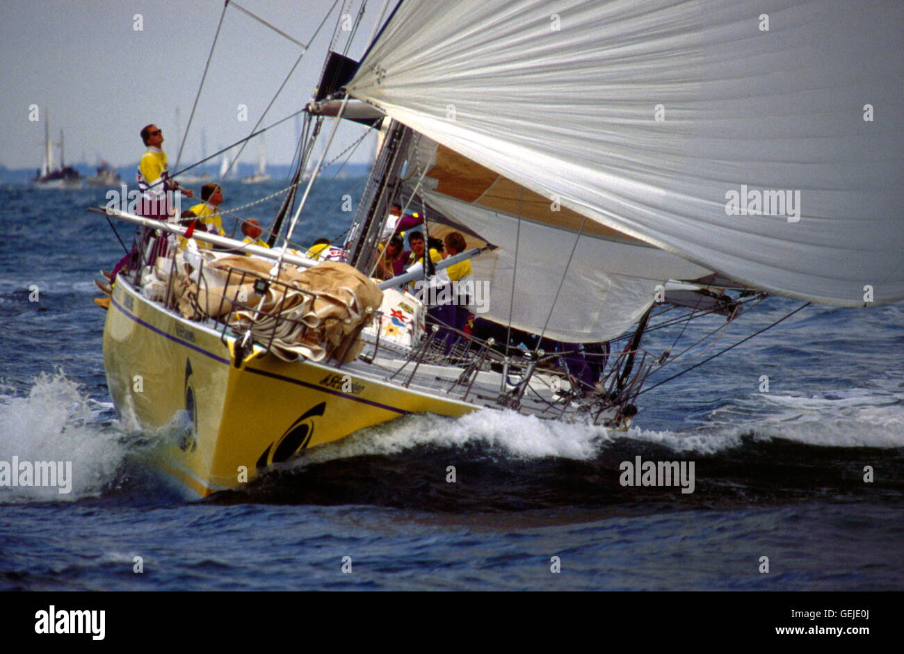 AJAXNETPHOTO. 1989. SOLENT, en Angleterre. YACHT RACE WHITBREAD - - LA CARTE (Suède) SKIPPÉ PAR ROGER NILSON EST UN BRUCE FARR CONÇU 80FT KETCH. YACHT EST UNE RACE WHITBREAD ENTRÉE. PHOTO : JONATHAN EASTLAND / AJAX REF:890840 Banque D'Images