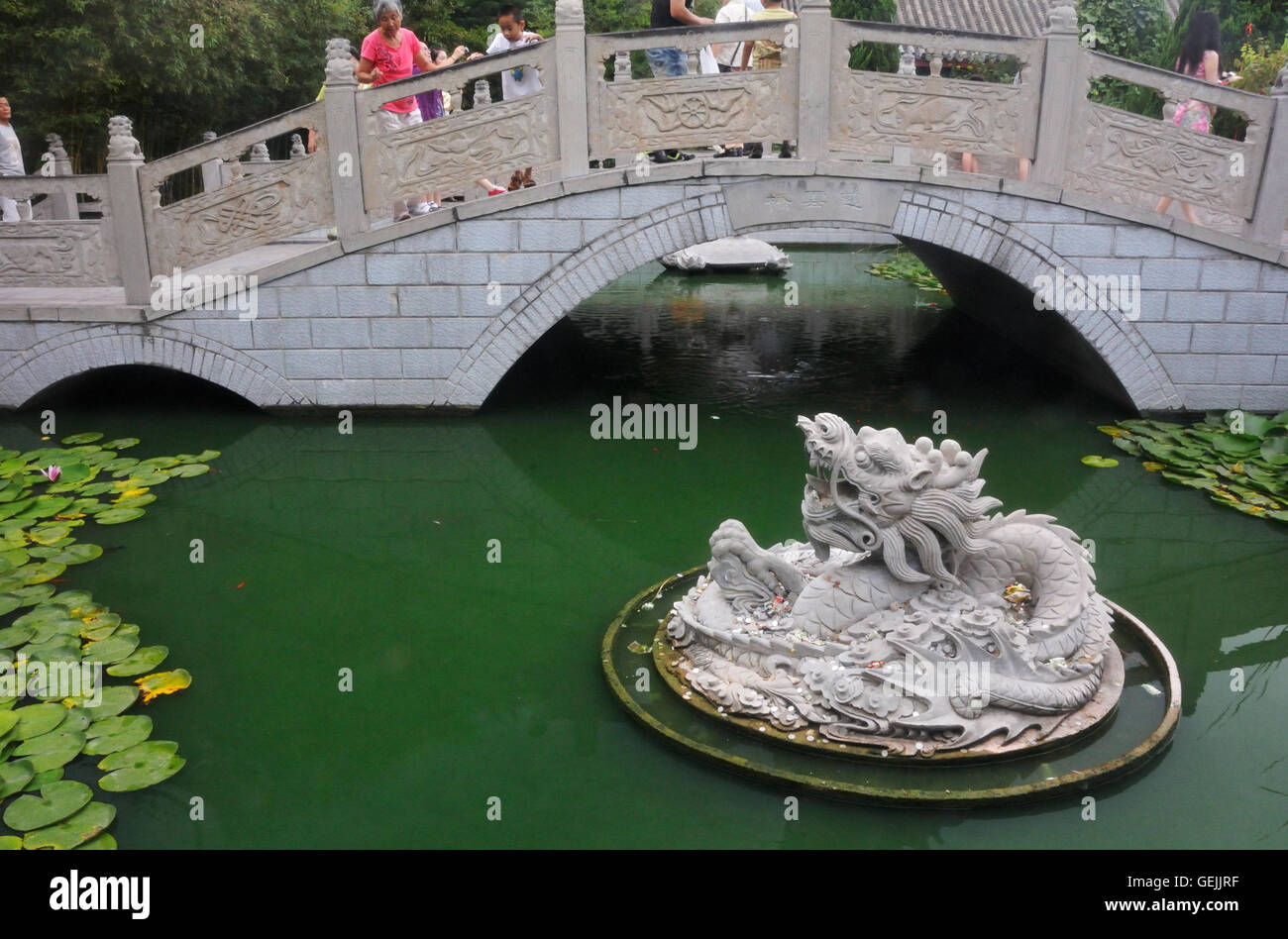 Jardin et étang à Kaifeng Dragon Pavilion, Kaifeng, Henan, Chine Banque D'Images