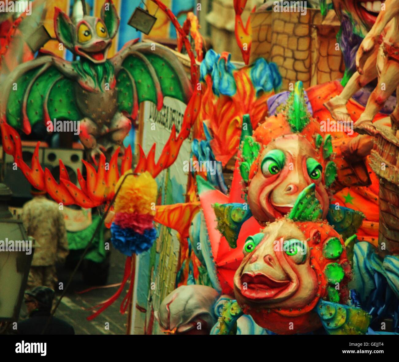 Carnaval de couleurs vives à flotteur Palazzuolo à Raguse, Sicile montrant ornage et vert et un poisson vert et gris bat. Banque D'Images