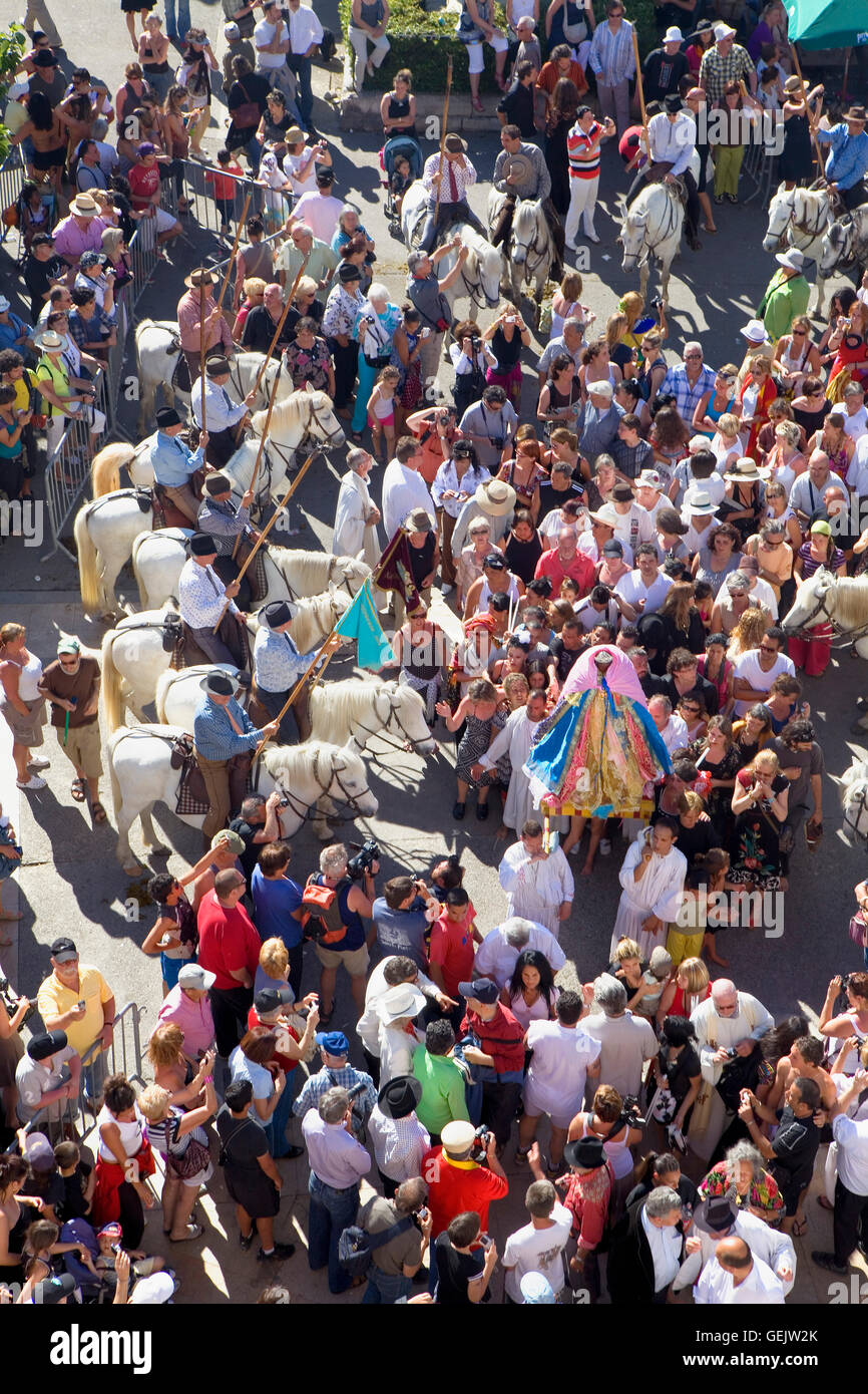 Sainte Sara procession annuelle pendant le pèlerinage gitan aux Saintes Maries de la Mer (mai),Camargue, Bouches du Rhône, France Banque D'Images