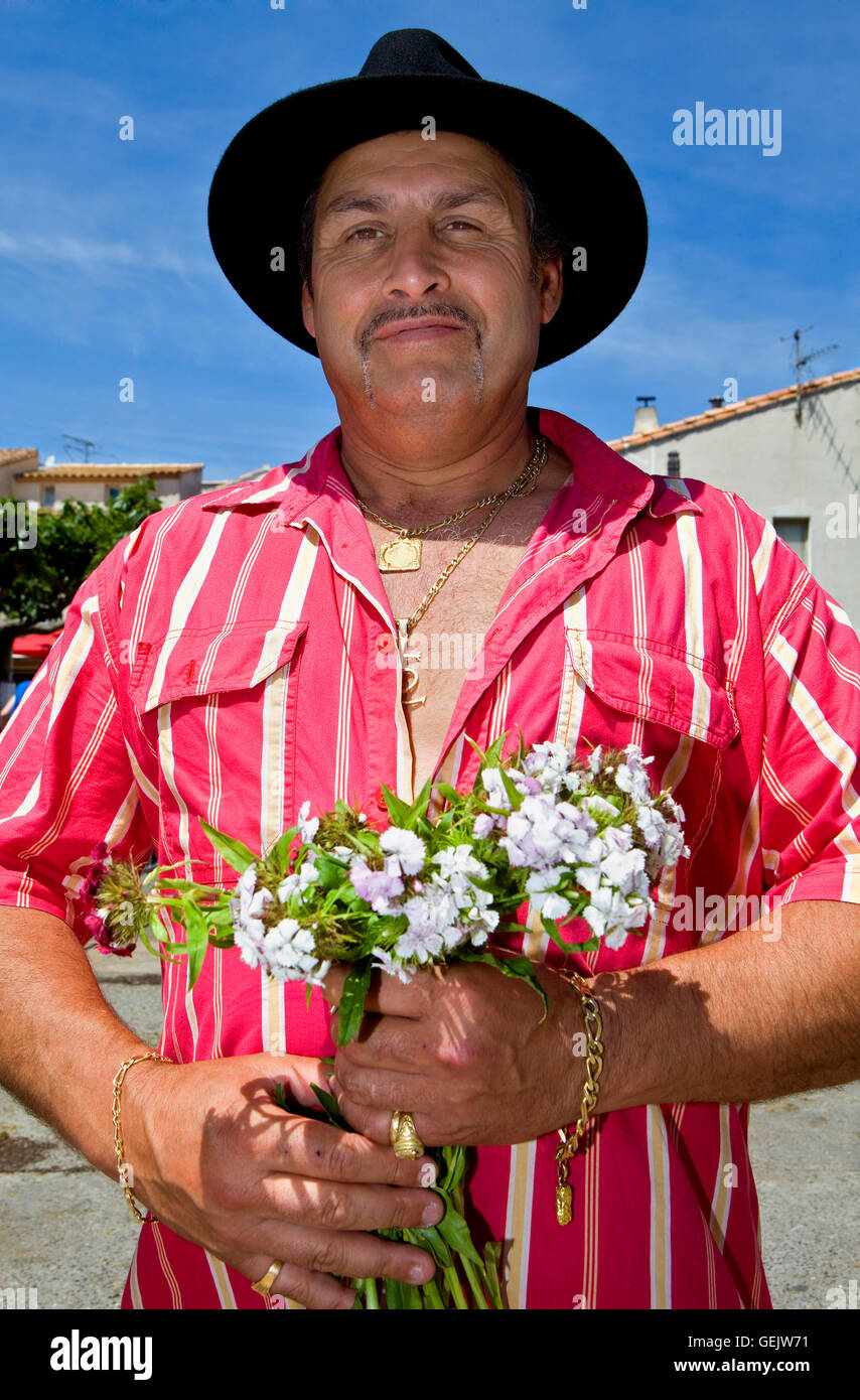 Pilgrim.homme avec des fleurs à Sainte Sara.Procession annuelle pendant au pèlerinage gitan aux Saintes Maries de la Mer (mai),Camargu Banque D'Images