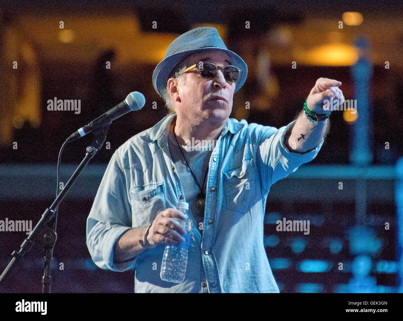 Philadelphie, USA. 24 juillet, 2016. Chanteur et compositeur Paul Simon répète 'Bridge Over Troubled Water' avant le début de la Convention nationale démocrate de 2016 tenue à la Wells Fargo Center de Philadelphie, Pennsylvanie le dimanche, Juillet 24, 2016. Credit : Ron Sachs/CNP (restriction : NO New York ou le New Jersey Journaux ou journaux dans un rayon de 75 km de la ville de New York) © dpa/Alamy Live News Banque D'Images