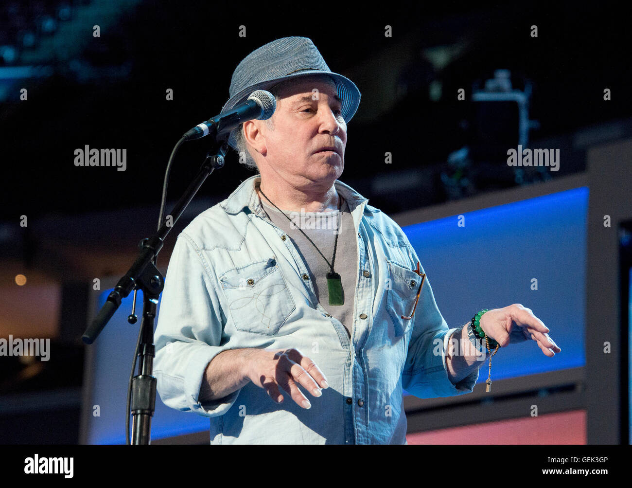 Philadelphie, USA. 24 juillet, 2016. Chanteur et compositeur Paul Simon répète 'Bridge Over Troubled Water' avant le début de la Convention nationale démocrate de 2016 tenue à la Wells Fargo Center de Philadelphie, Pennsylvanie le dimanche, Juillet 24, 2016. Credit : Ron Sachs/CNP (restriction : NO New York ou le New Jersey Journaux ou journaux dans un rayon de 75 km de la ville de New York) © dpa/Alamy Live News Banque D'Images