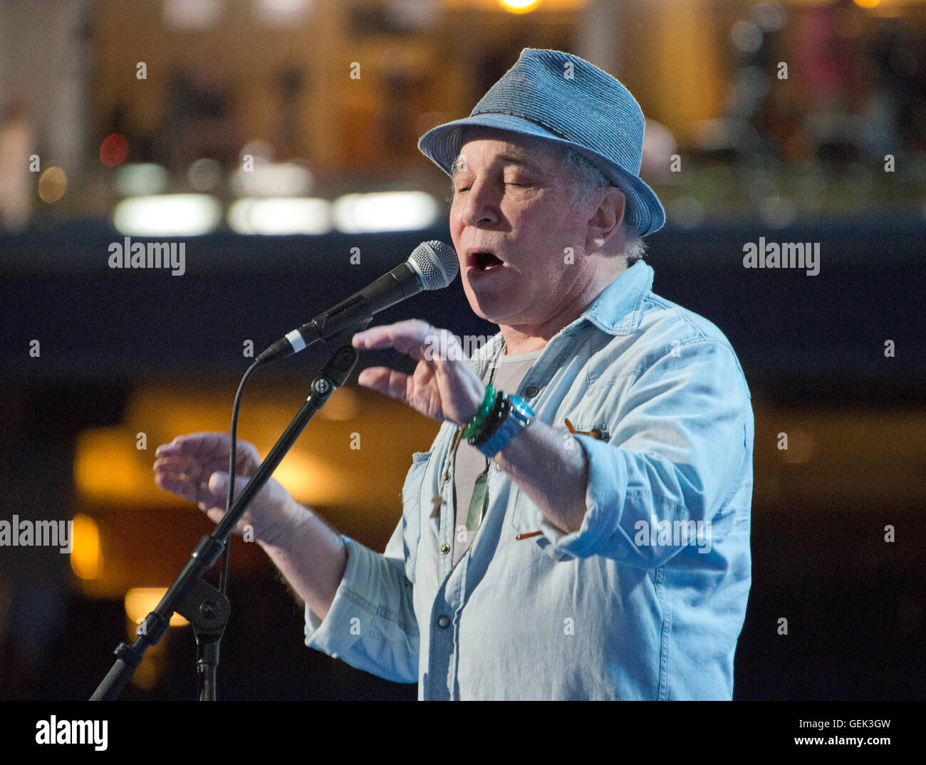 Philadelphie, USA. 24 juillet, 2016. Chanteur et compositeur Paul Simon répète 'Bridge Over Troubled Water' avant le début de la Convention nationale démocrate de 2016 tenue à la Wells Fargo Center de Philadelphie, Pennsylvanie le dimanche, Juillet 24, 2016. Credit : Ron Sachs/CNP (restriction : NO New York ou le New Jersey Journaux ou journaux dans un rayon de 75 km de la ville de New York) © dpa/Alamy Live News Banque D'Images