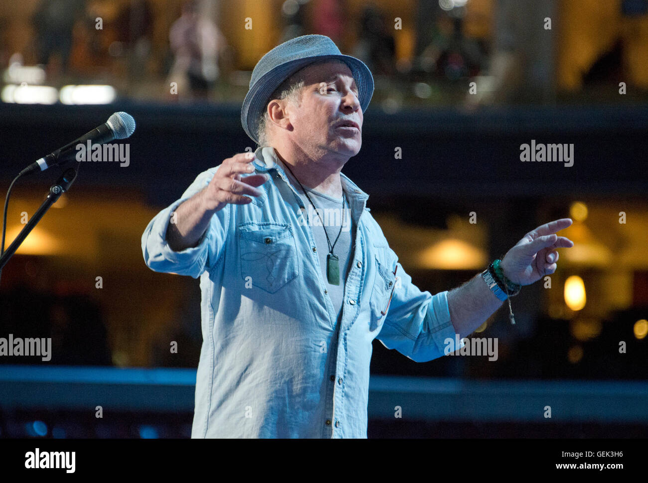 Philadelphie, USA. 24 juillet, 2016. Chanteur et compositeur Paul Simon répète 'Bridge Over Troubled Water' avant le début de la Convention nationale démocrate de 2016 tenue à la Wells Fargo Center de Philadelphie, Pennsylvanie le dimanche, Juillet 24, 2016. Credit : Ron Sachs/CNP (restriction : NO New York ou le New Jersey Journaux ou journaux dans un rayon de 75 km de la ville de New York) © dpa/Alamy Live News Banque D'Images