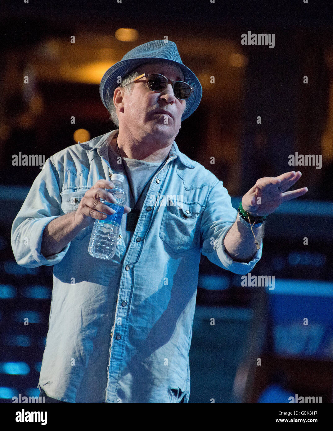 Philadelphie, USA. 24 juillet, 2016. Chanteur et compositeur Paul Simon répète 'Bridge Over Troubled Water' avant le début de la Convention nationale démocrate de 2016 tenue à la Wells Fargo Center de Philadelphie, Pennsylvanie le dimanche, Juillet 24, 2016. Credit : Ron Sachs/CNP (restriction : NO New York ou le New Jersey Journaux ou journaux dans un rayon de 75 km de la ville de New York) © dpa/Alamy Live News Banque D'Images