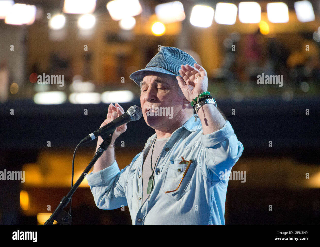 Philadelphie, USA. 24 juillet, 2016. Chanteur et compositeur Paul Simon répète 'Bridge Over Troubled Water' avant le début de la Convention nationale démocrate de 2016 tenue à la Wells Fargo Center de Philadelphie, Pennsylvanie le dimanche, Juillet 24, 2016. Credit : Ron Sachs/CNP (restriction : NO New York ou le New Jersey Journaux ou journaux dans un rayon de 75 km de la ville de New York) © dpa/Alamy Live News Banque D'Images
