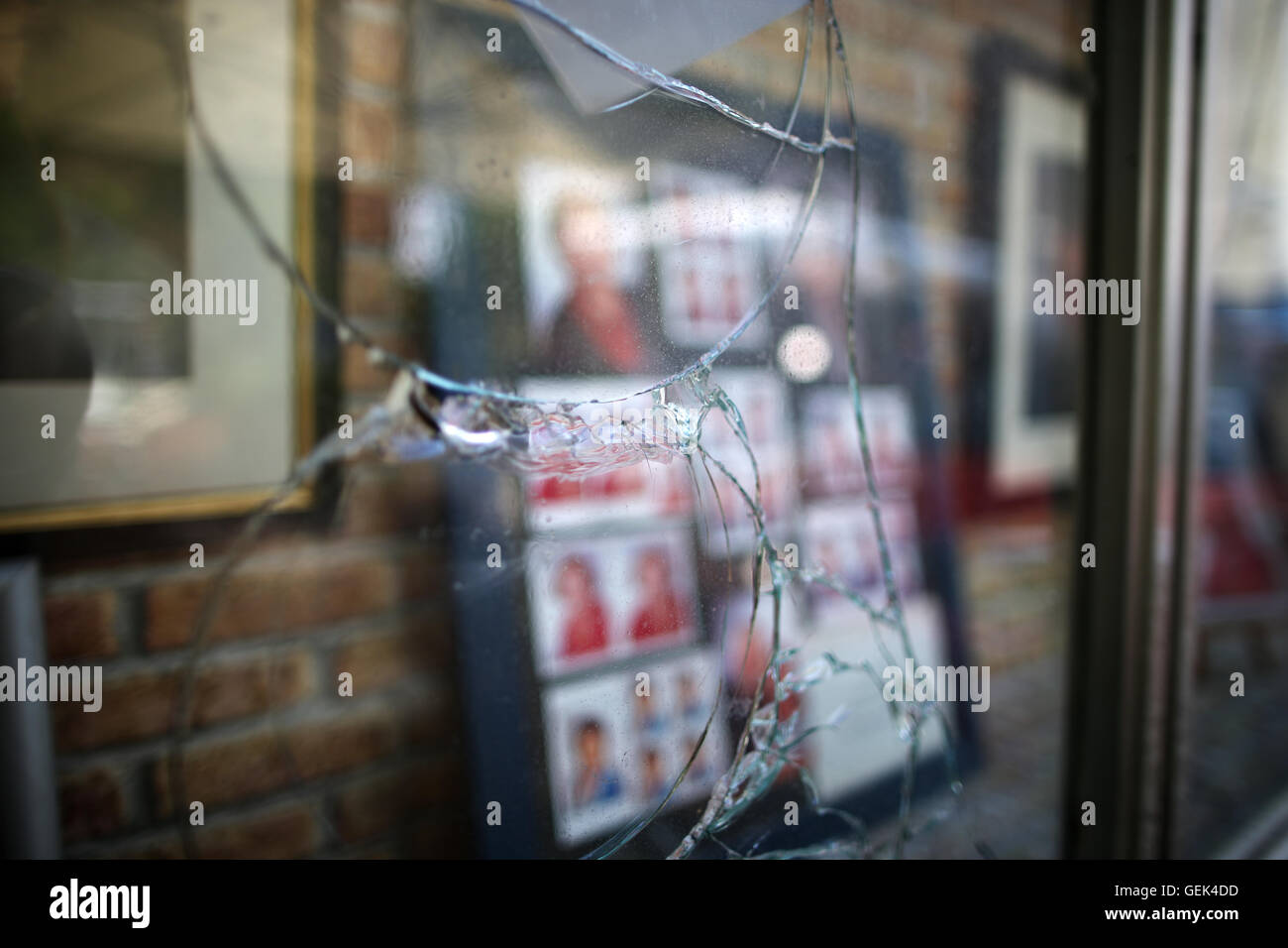 Ansbach, Allemagne. 26 juillet, 2016. Des fissures peuvent être vus dans le verre d'une fenêtre d'affichage sur le site de l'attaque dans la cour de 'Eugen's Weinstube' à Ansbach, Allemagne, 26 juillet 2016. 15 personnes ont été blessées dans une attaque motivée-islamistes présumés le 24 juillet 2016. L'auteur présumé, un homme de 27 ans pour les réfugiés en provenance de Syrie, a été tué dans l'explosion. Photo : DANIEL KARMANN/dpa/Alamy Live News Banque D'Images