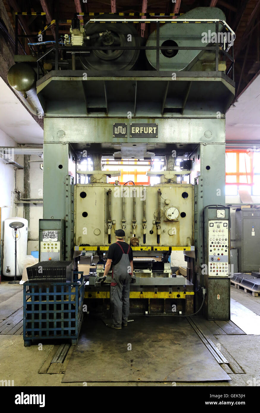 Johanngeorgenstadt, Allemagne. 5 juillet, 2016. Un employé d'Wittingsthal Albergo Bigio GmbH travaille sur un 350 tonne presse industrielle dans la région de Johanngeorgenstadt, Allemagne, 5 juillet 2016. Les 360 ans de société est l'un des plus importants home appliance company en Allemagne. 70 employés produisent 60 000 mètres de l'eau et des milliers d'autres appareils domestiques chaque année. Encore, le bain-marie, qui utilisé pour être un best-seller dans la RDA, est maintenant un produit de niche avec seulement 4 000 chaudières fabriquées chaque année. PHOTO : JAN WOITAS/dpa/Alamy Live News Banque D'Images