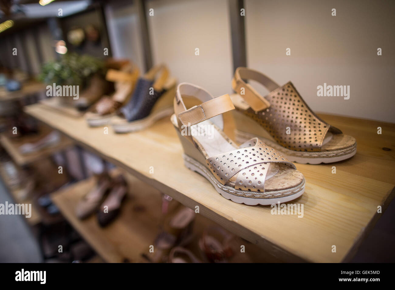 Düsseldorf, Allemagne. 26 Juin, 2016. Les chaussures de femmes par  fabricant espagnol 'Pikolinos" peut être vu pendant le salon de la chaussure  GDS à Düsseldorf, Allemagne, 26 juin 2016. Des chaussures confortables