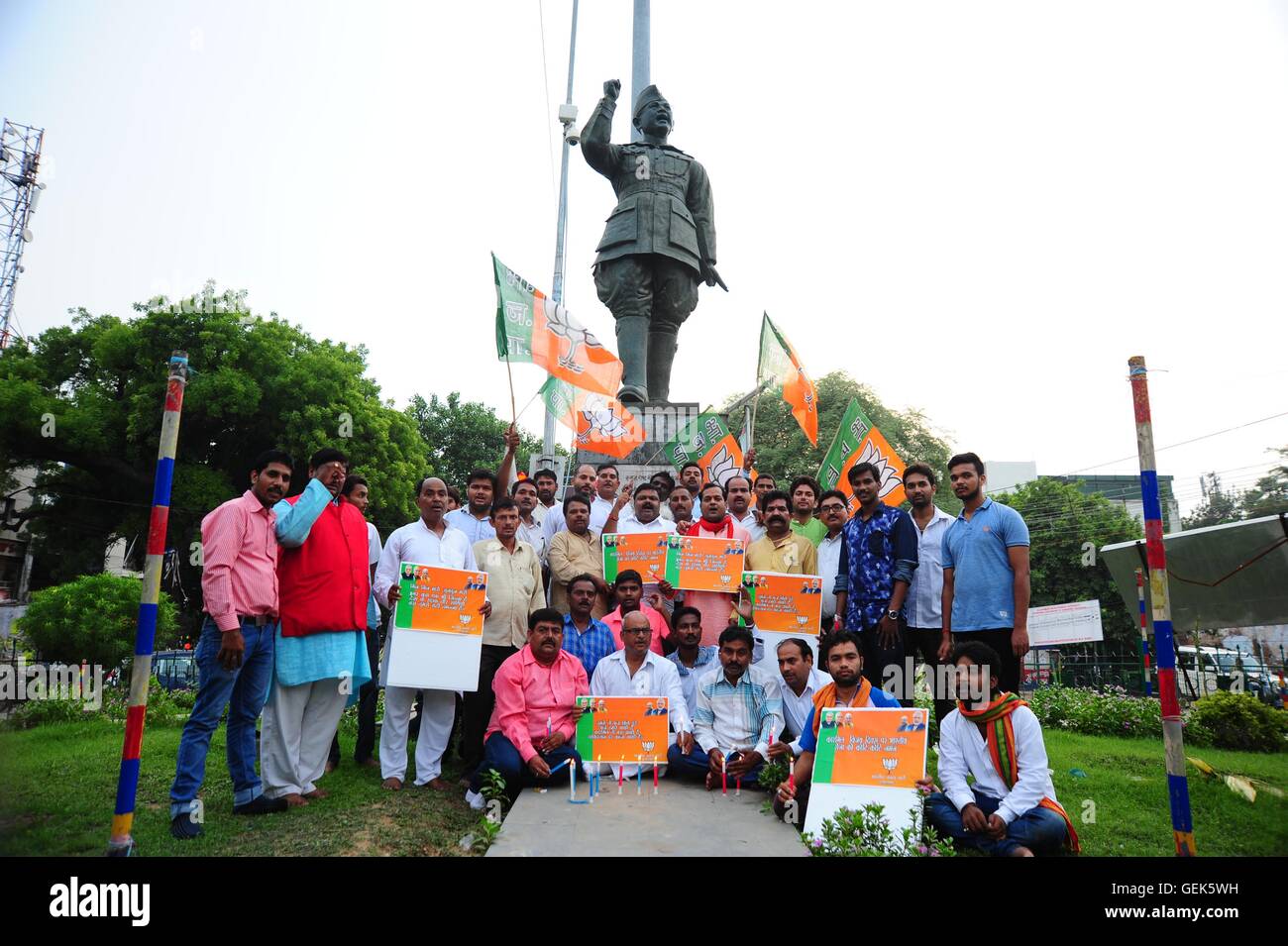 Allahabad, Uttar Pradesh, Inde. 26 juillet, 2016. Allahabad : BJP offre travailleurs hommage à Kargil martyr à l'occasion de ''Kargil Vijay Divas'' à Allahabad, Kargil Vijay Diwas, nommé d'après le succès de l'opération Vijay. À ce jour, 26 juillet 1999, l'Inde a pris le commandement de l'avant-postes élevés qui avaient été perdus pour les intrus. pakistanais La guerre de Kargil a été menée pendant plus de 60 jours, a pris fin le 26 juillet et a entraîné la perte de la vie des deux côtés, l'Inde et le Pakistan et avec l'Inde reprendre possessions de Kargil. Credit : Prabhat Kumar Verma/ZUMA/Alamy Fil Live News Banque D'Images