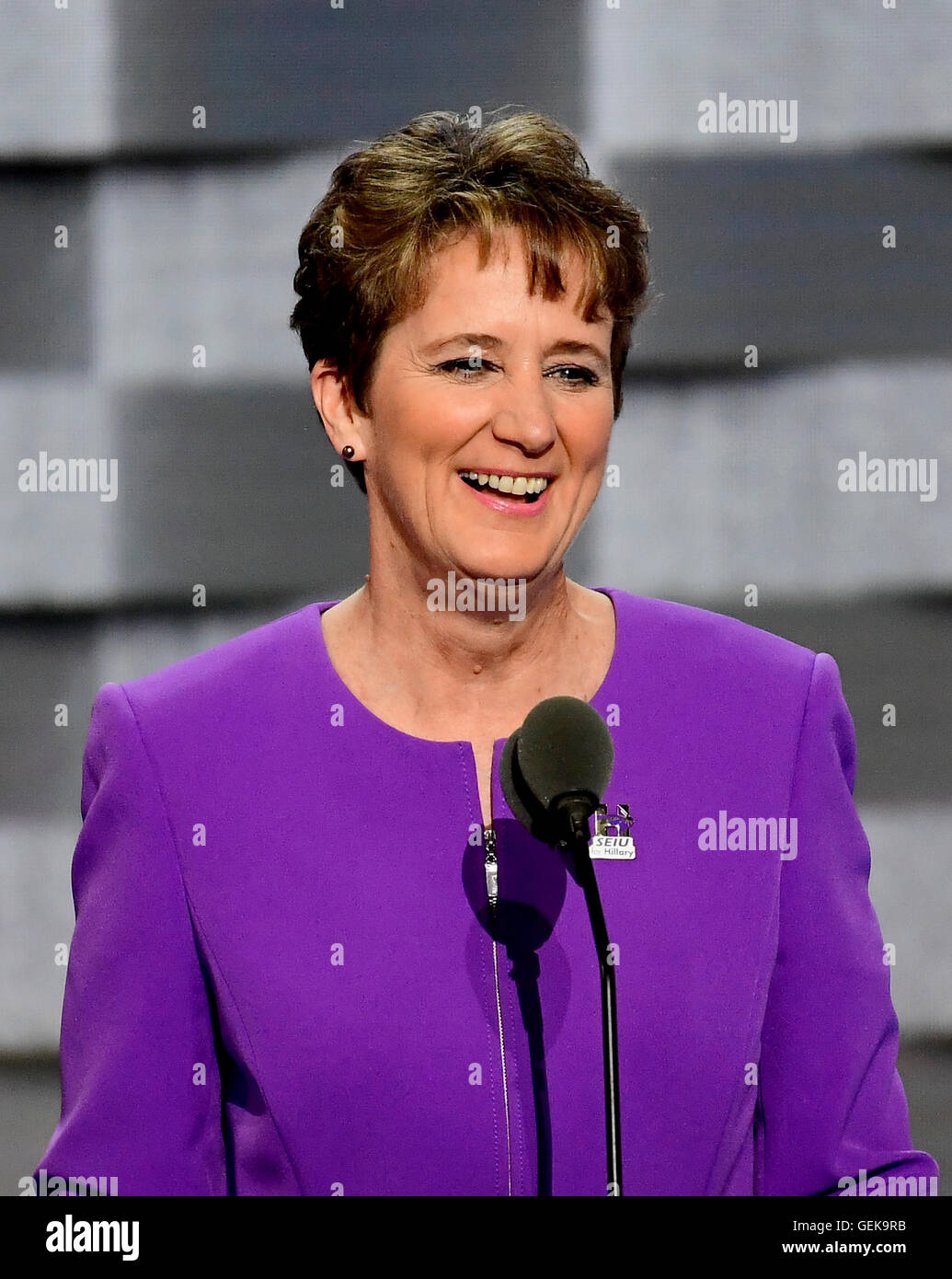 Mary Kay Henry, Président International, le Service Employees International Union (SEIU), fait de remarques lors de la Convention nationale démocrate de 2016 à la Wells Fargo Center de Philadelphie, Pennsylvanie, le lundi, 25 juillet 2016. Credit : Ron Sachs/CNP (restriction : NO New York ou le New Jersey Journaux ou journaux dans un rayon de 75 km de la ville de New York) - AUCUN FIL SERVICE - Banque D'Images