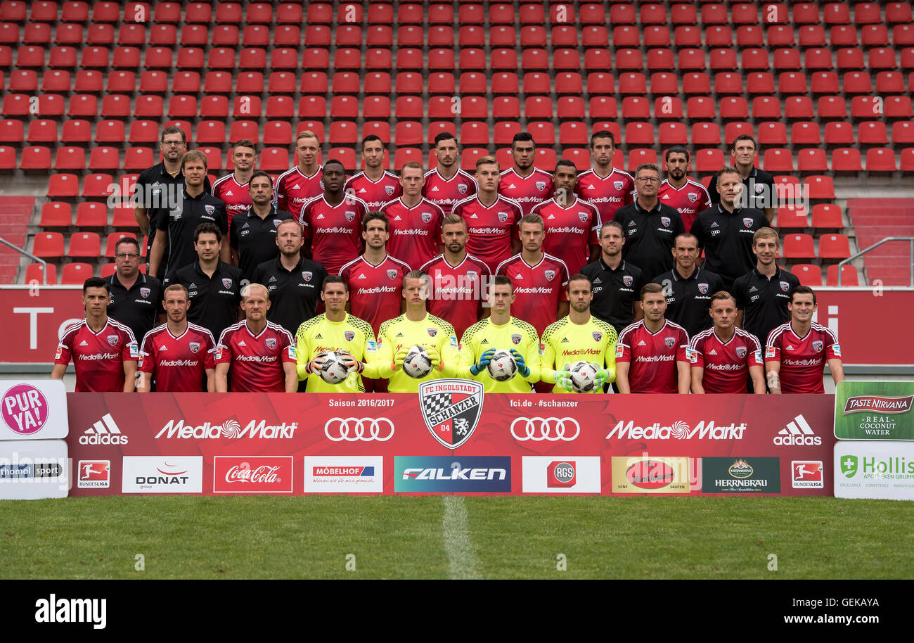 Le FC Ingolstadt 04 avec l'équipe (à l'ARRIÈRE L-R) gestionnaire d'équipements Michael Klattenbacher, Maurice Multhaup, Sonny Kittel, Markus Suttner, Mathew Leckie, Dario Lezcano, Stefan Lex, Almog Cohen, gestionnaire d'équipements Christian Gaull, troisième rangée (L-R) Médecin de l'équipe Florian Pfab, thérapeute physique Christian Haser, Roger de Oliveira Bernardo, Nico Rinderknecht, Max Christiansen, Marvin Matip, thérapeute physique Hermann Eikam, thérapeute physique Benjamin Sommer (DEUXIÈME RANGÉE, L-R) entraîneur en chef Markus Kauczinski Argirios Giannikis, l'entraîneur adjoint, l'entraîneur adjoint Patrick Westermann, Romain Bregerie, Lukas Hi Banque D'Images