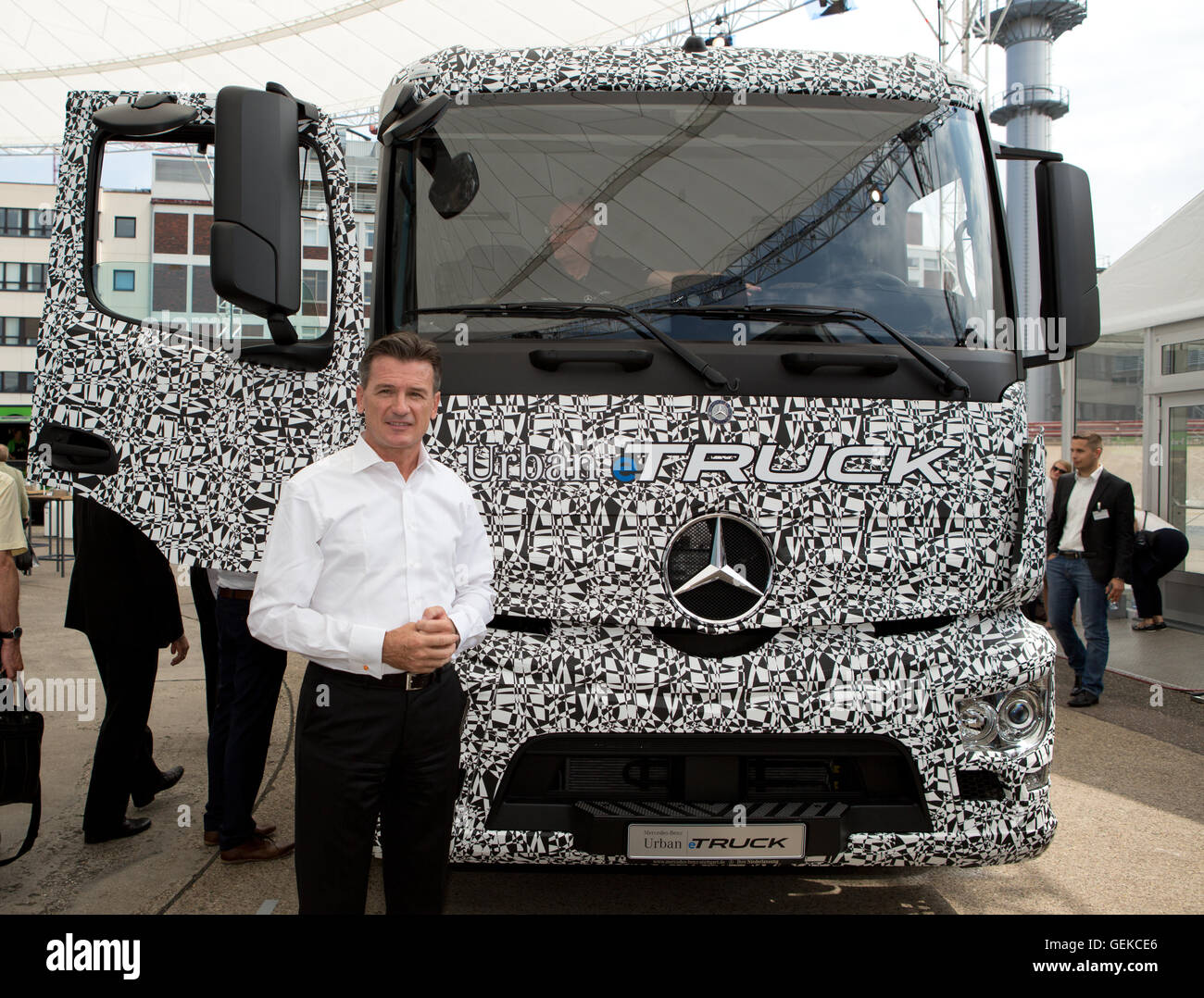 Stuttgart, Allemagne. 27 juillet, 2016. Wolfgang Bernhard, président dans les véhicules utilitaires chez Daimler AG, présentant le premier camion entièrement électronique pour les poids lourds de la distribution, de l'urbain, eTruck Mercedes-Benz à Stuttgart, Allemagne, 27 juillet 2016. PHOTO : SILAS STEIN/dpa/Alamy Live News Banque D'Images