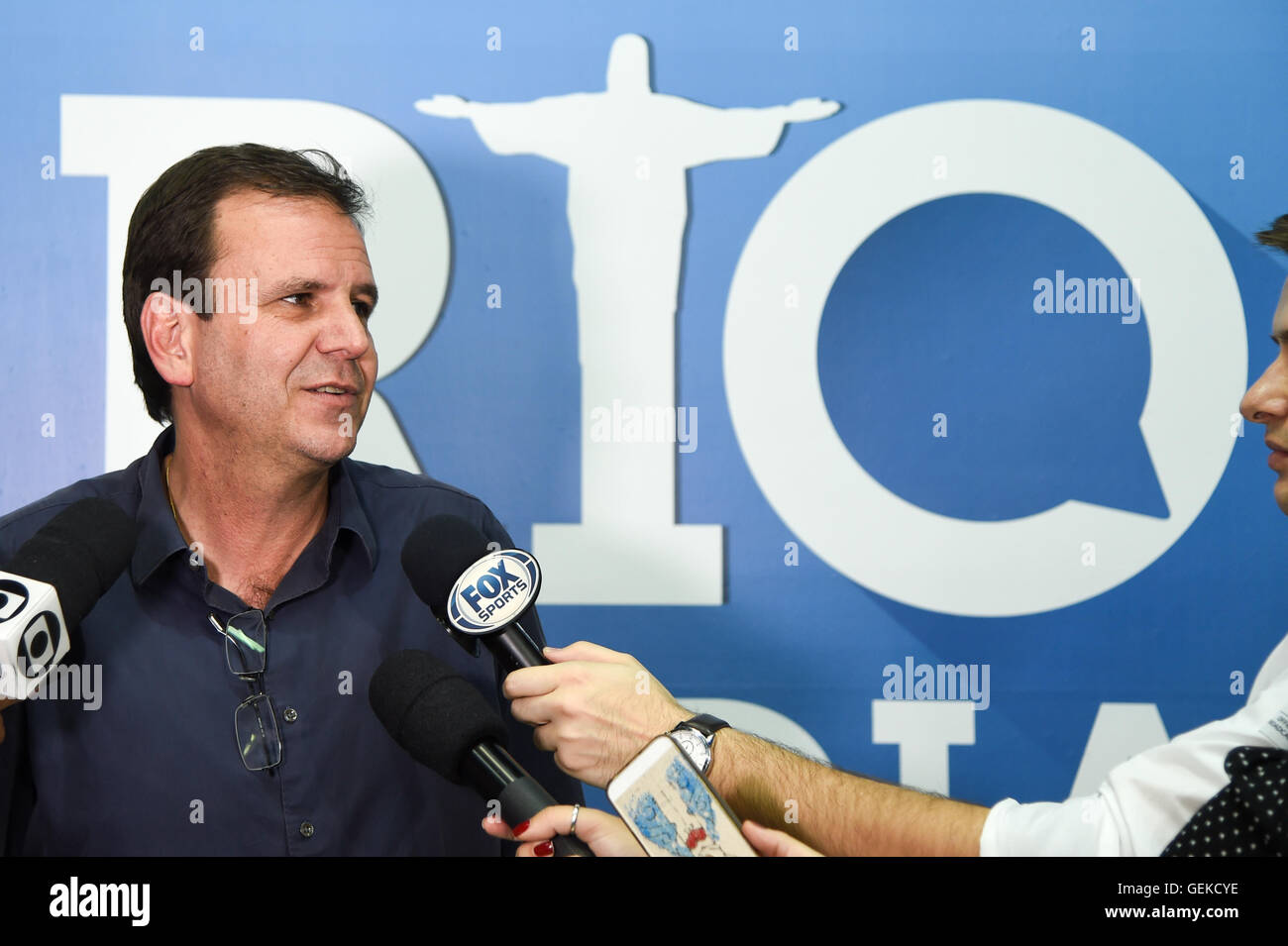 Le maire Eduardo Paes est interviewé au cours de la cérémonie d'ouverture de la Rio Media Center (RMC), ouvert sur centre de Rio de Janeiro pour les Jeux Olympiques et Paralympiques de Rio en 2016. Banque D'Images