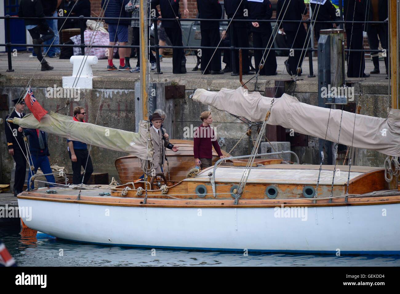 Port de Weymouth, Dorset, UK. 27 juillet, 2016. Le tournage de Dunkerque (Bogeda Bay) au port de Weymouth, dans le Dorset. Mark Rylance marcher le long d'un ponton pour se rendre à un bateau pour le tournage. Credit : Graham Hunt/Alamy Live News Banque D'Images