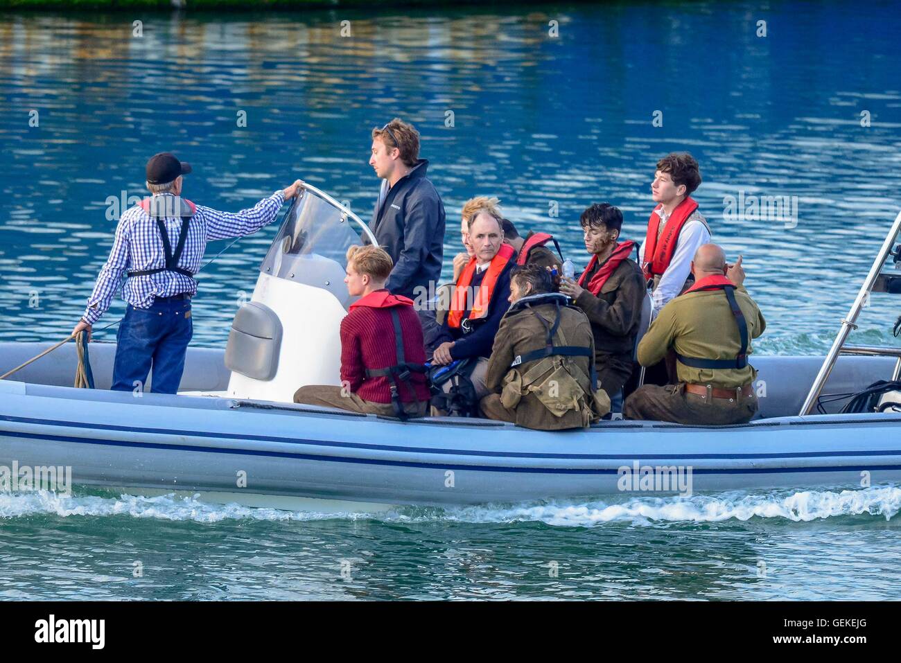 Port de Weymouth, Dorset, UK - 27 juillet 2016 - Harry Styles (avant centre) sur un bateau avec Mark Rylance et autres acteurs pendant le tournage du film pour le port de Dunkerque à Weymouth, dans le Dorset. Photo : Graham Hunt/Alamy Live News Banque D'Images