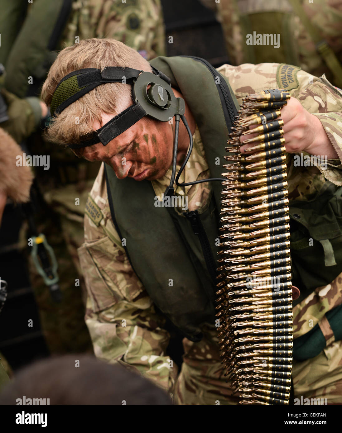 Un Royal Marine Commando prépare une ceinture de munitions de 7,62 mm pour un usage général MP (Machine Gun). Banque D'Images