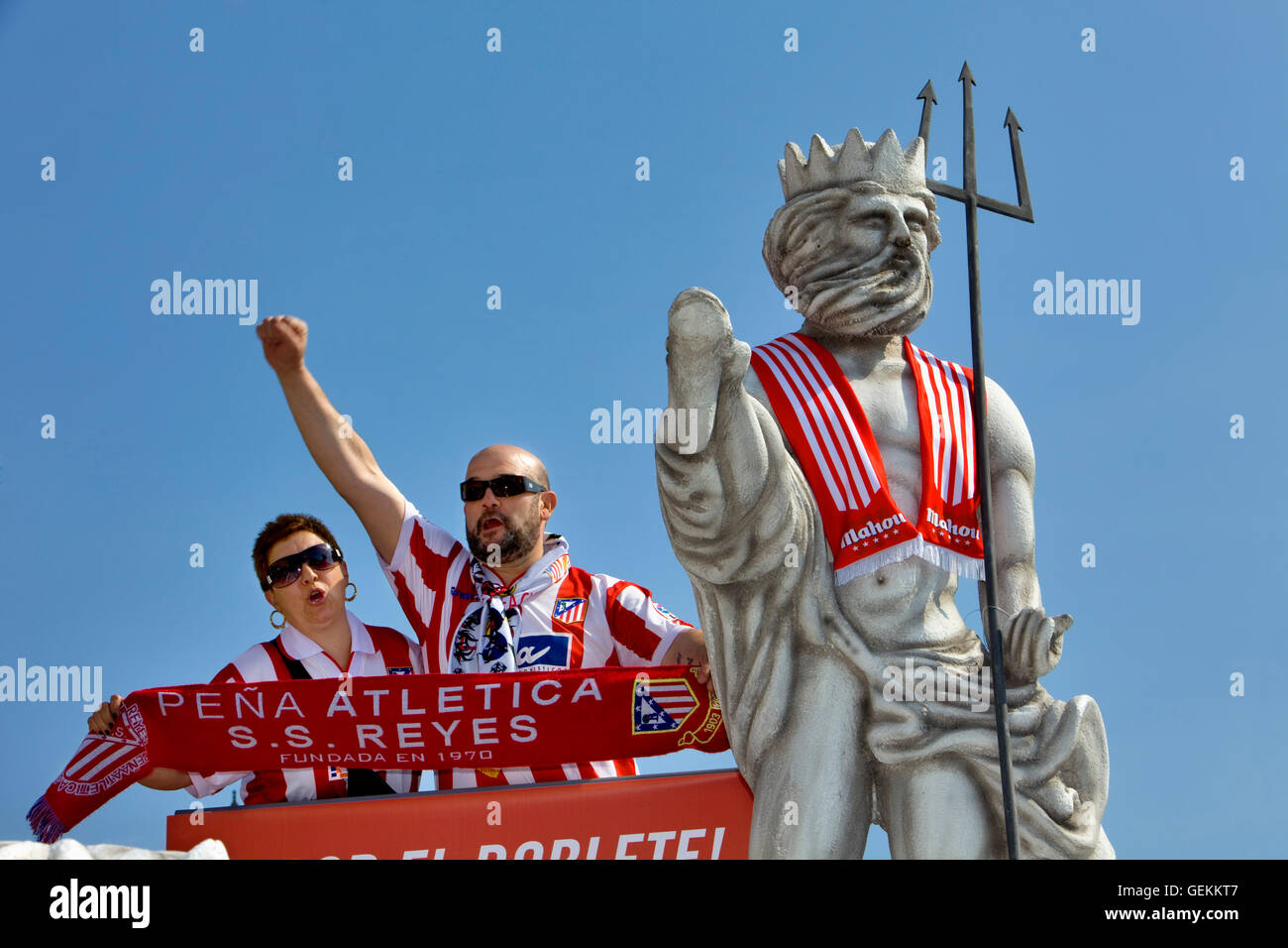 Atlético de Madrid football fans. avec des répliques de fontaine de Neptune, à l'Atlético de Madrid, stade Vicente Calderón, Madrid Banque D'Images