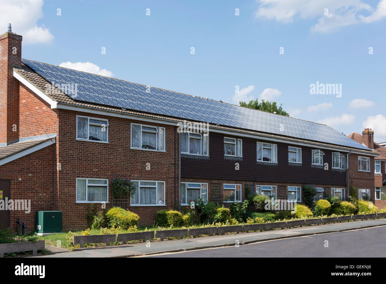 Bloc de logement avec des panneaux solaires sur toit, Broadway, Knaphill, Surrey, Angleterre, Royaume-Uni Banque D'Images