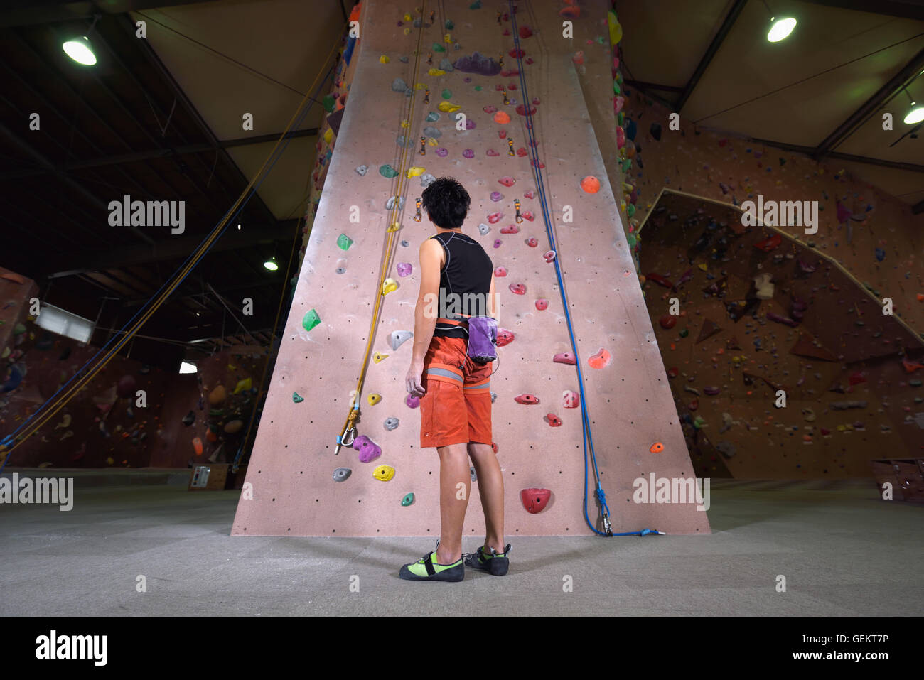 Athlète escalade japonais s'apprête à escalader le mur de sport Banque D'Images