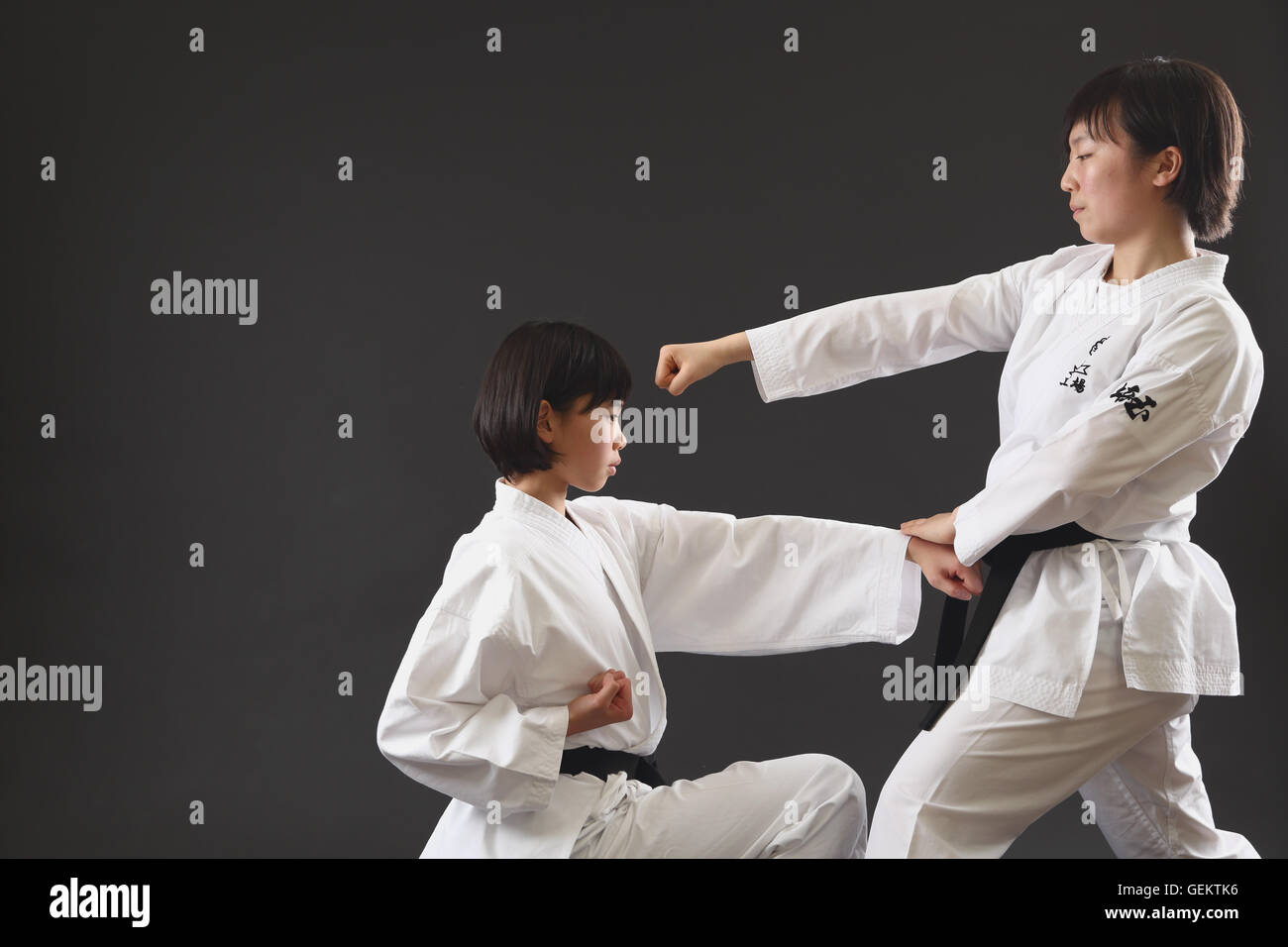 Les enfants japonais en uniforme de karaté sur fond noir Banque D'Images